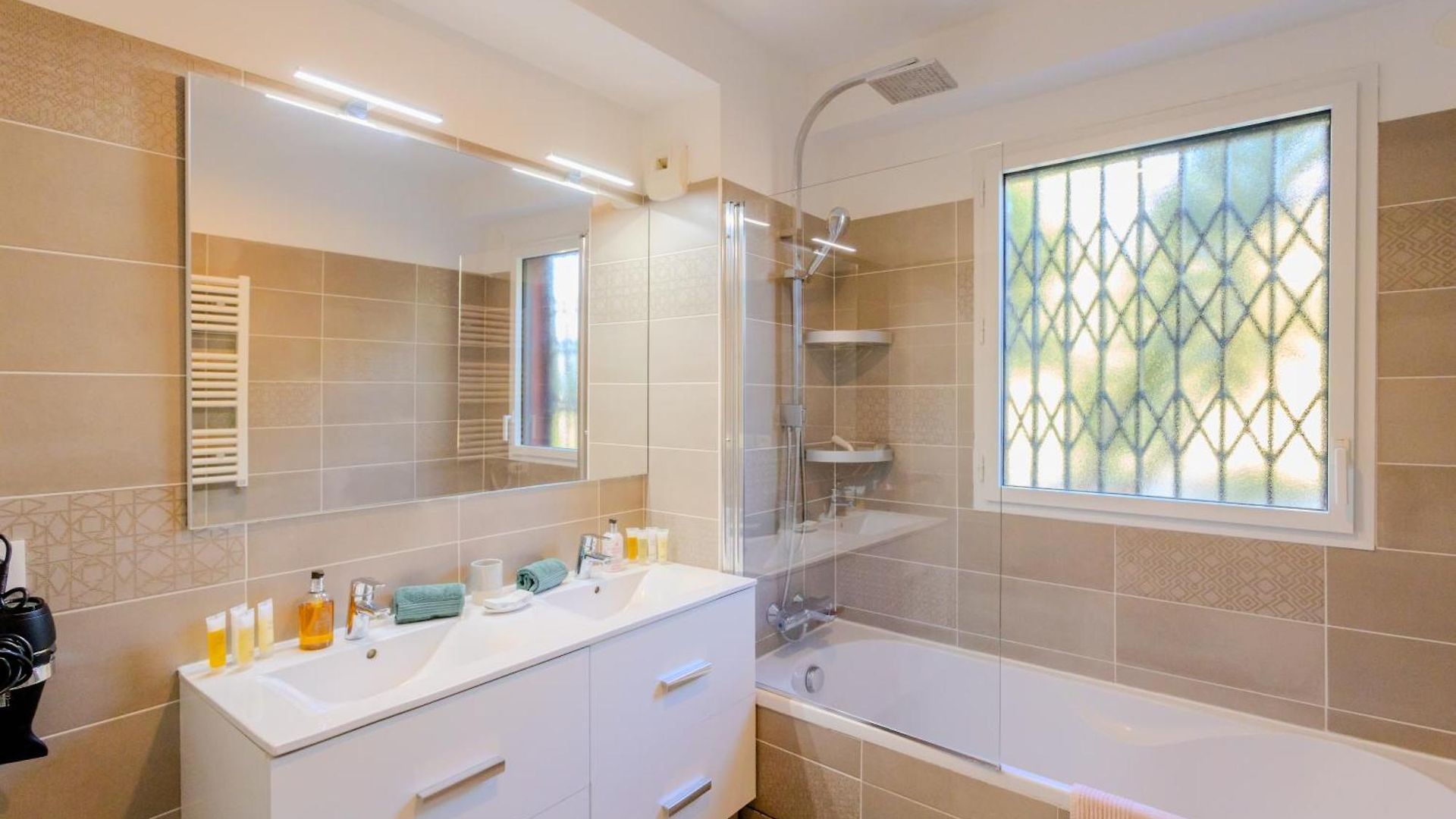 Hill A Terrasse 130m2, Vue Panoramique, Piscine, Parking Prive, Climatisation, Wifi *