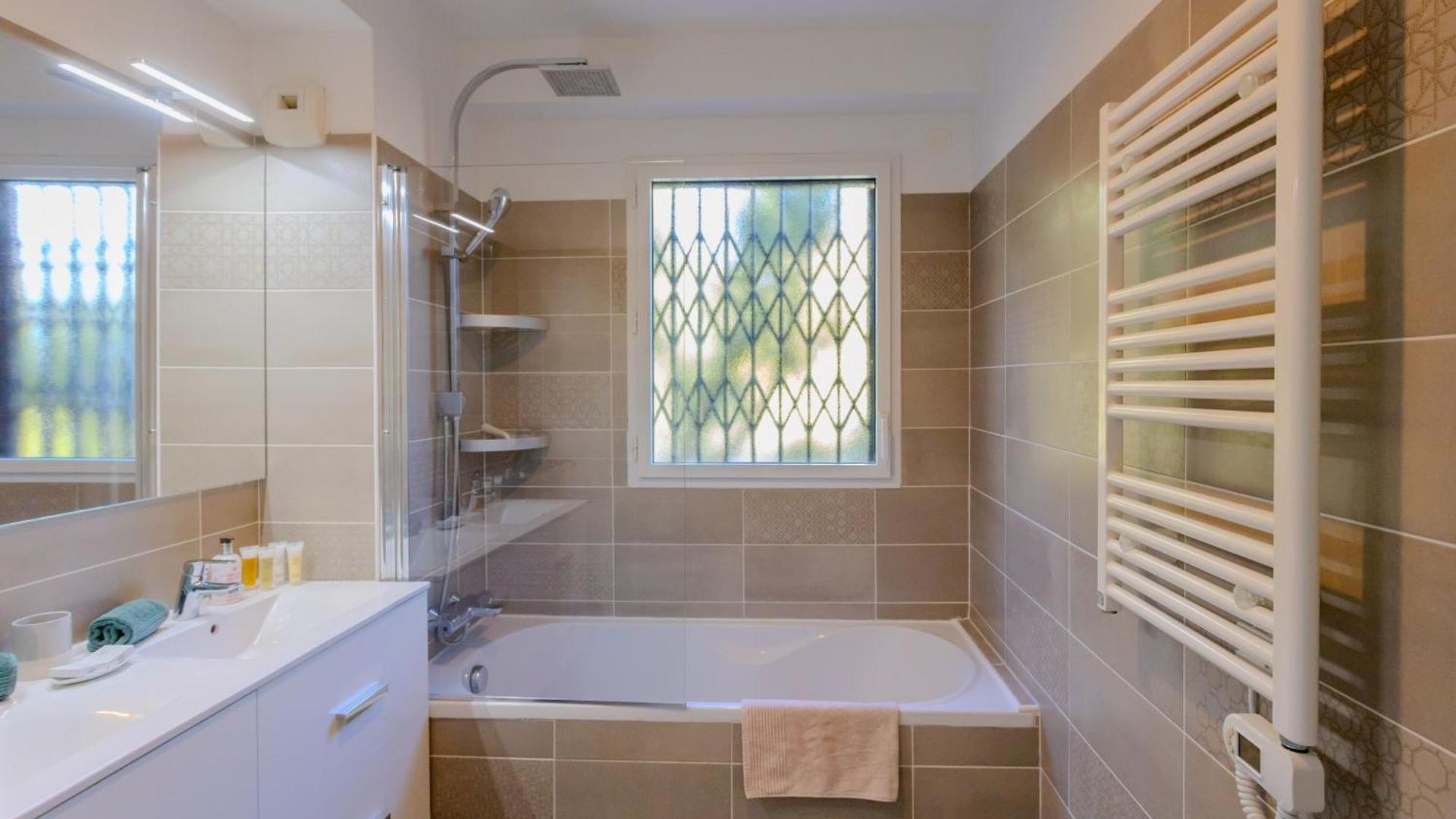 Hill A Terrasse 130m2, Vue Panoramique, Piscine, Parking Prive, Climatisation, Wifi
