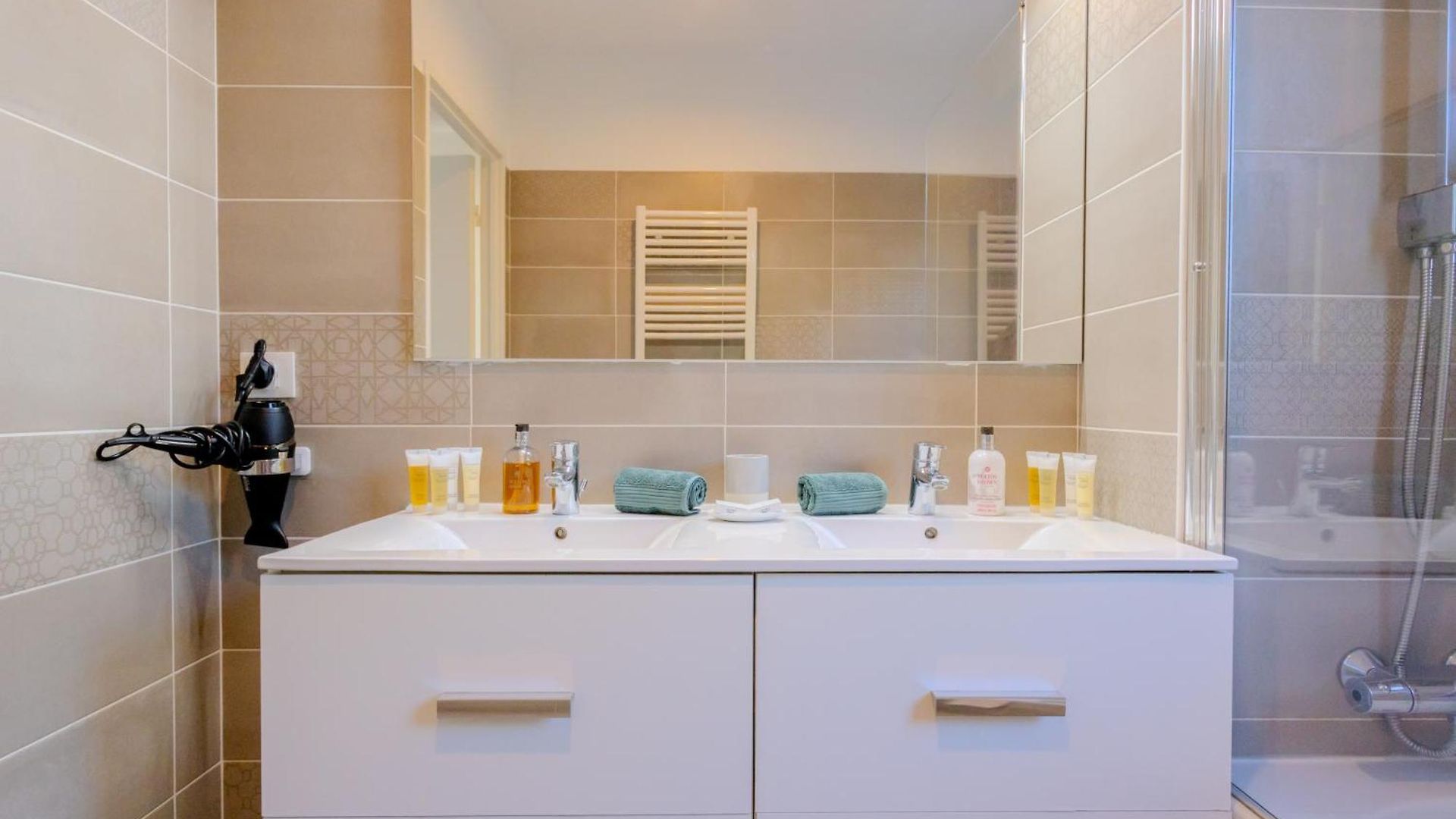 Hill A Terrasse 130m2, Vue Panoramique, Piscine, Parking Prive, Climatisation, Wifi