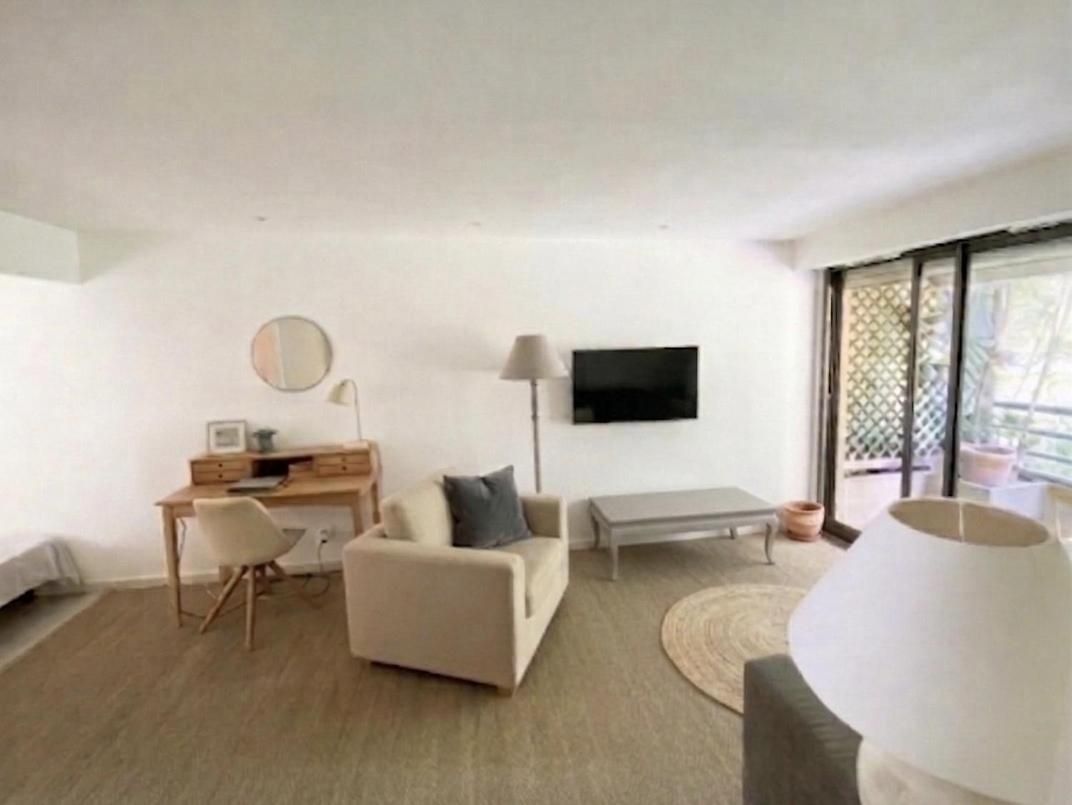 Appartement With Terrace Near & Center