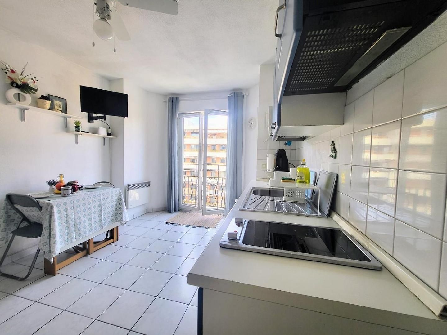Valery Close To Prom Des Ideal For 2 Ac Apartment