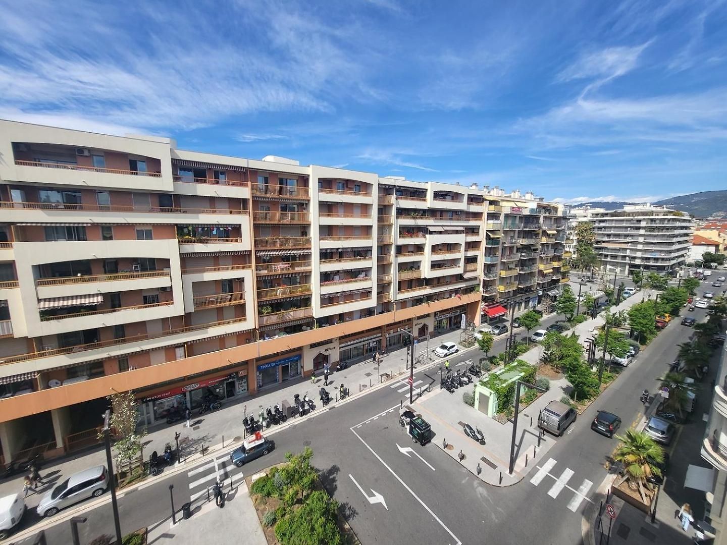 Valery Close To Prom Des Ideal For 2 Ac Apartment *