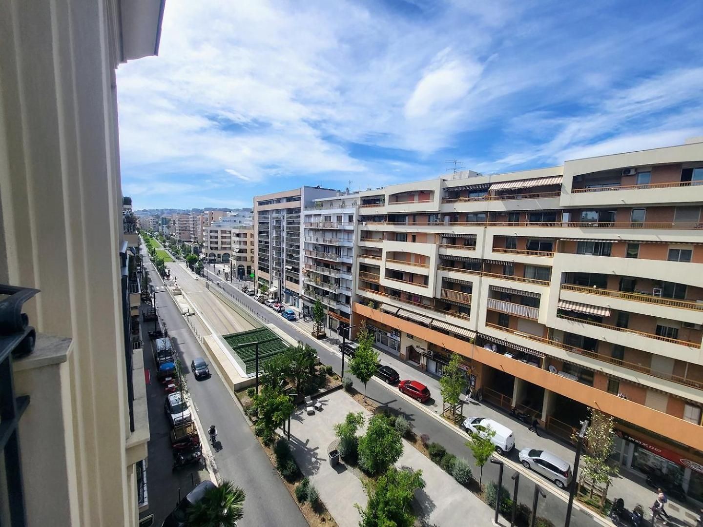 Valery Close To Prom Des Ideal For 2 Ac *
