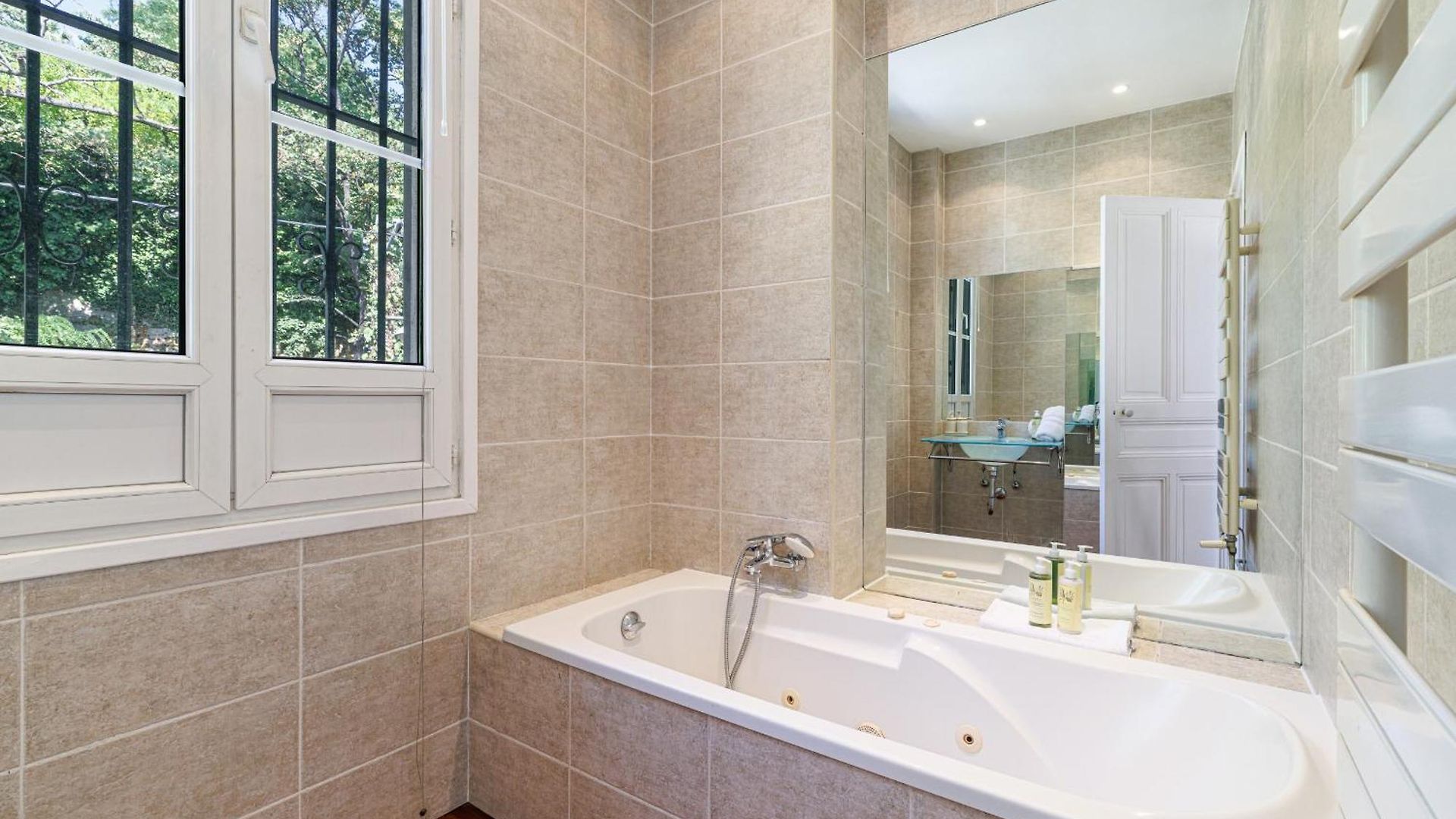 Open View Terrace - Wide 2 Bdr Quiet Area