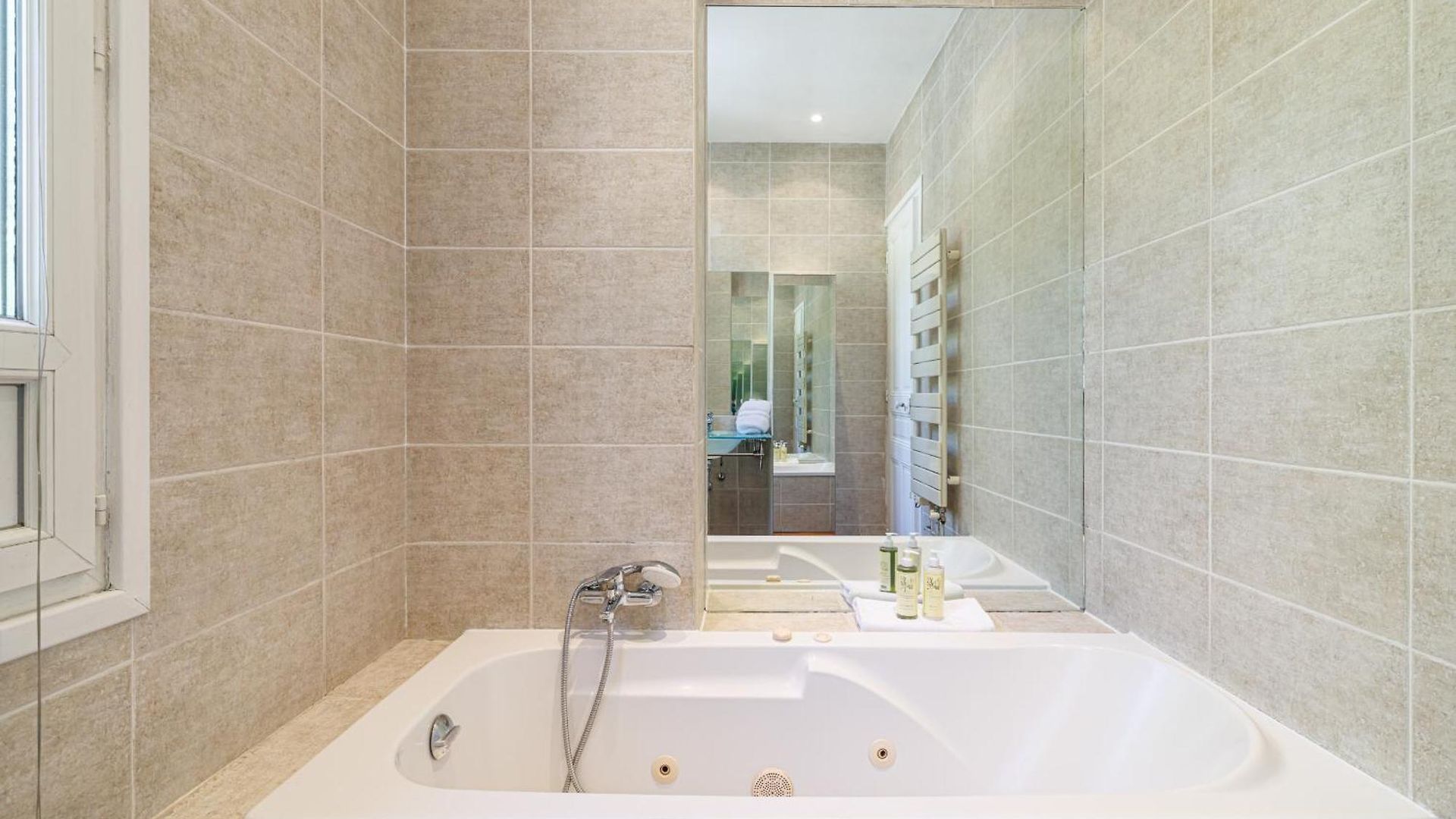 Open View Terrace - Wide 2 Bdr Quiet Area Appartement