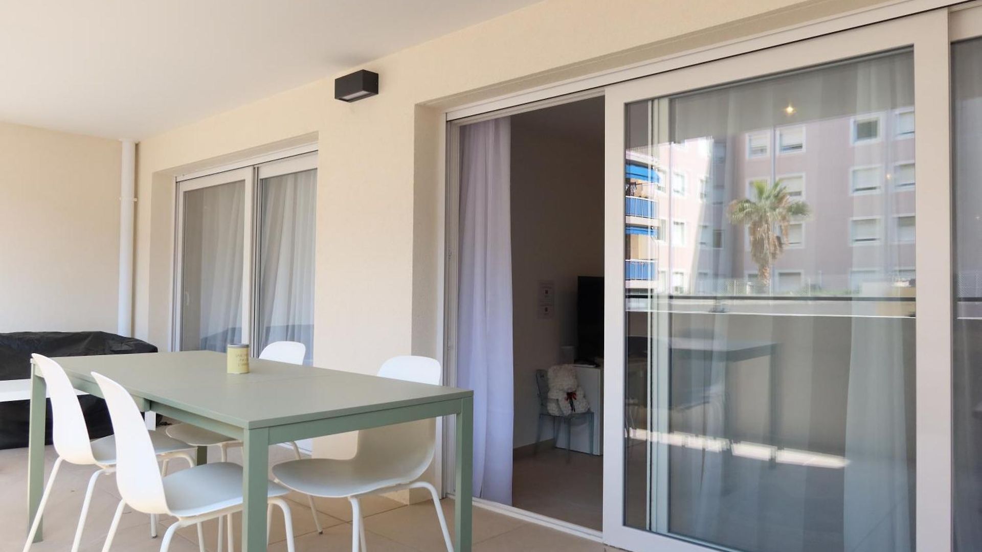 Time - Chic With Sunny Terrace, Port Apartment *