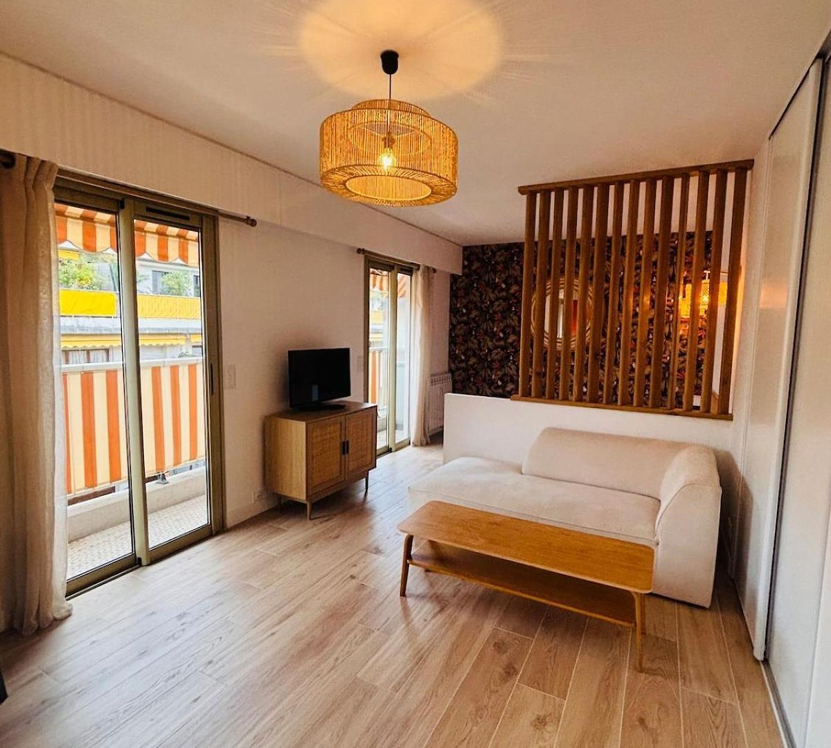 New - Golden Square - Large One-bedroom - Air-conditioning - Parking *