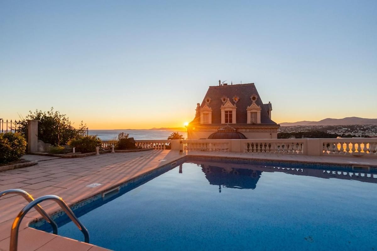With Large Terrace & Sea View Over Nice