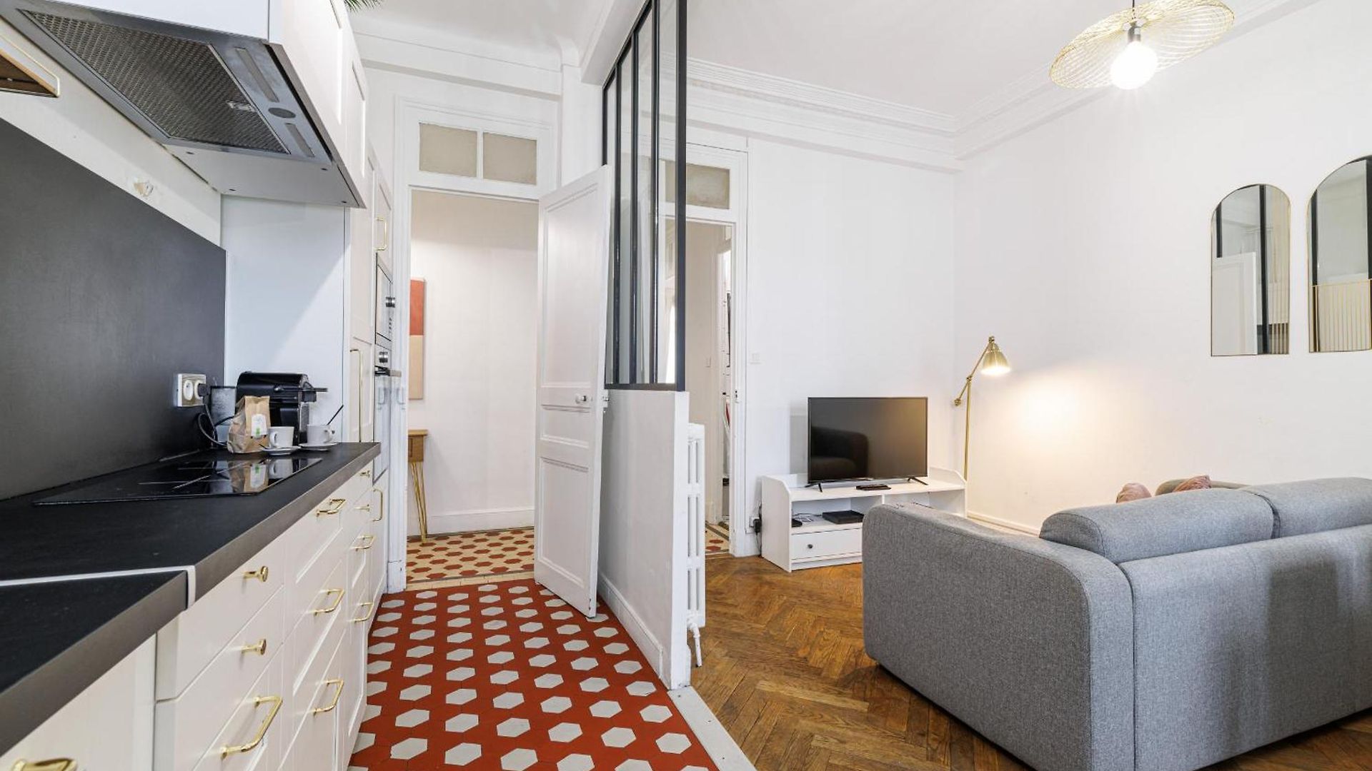 Large 2 Bdr Center Close To Train Station *