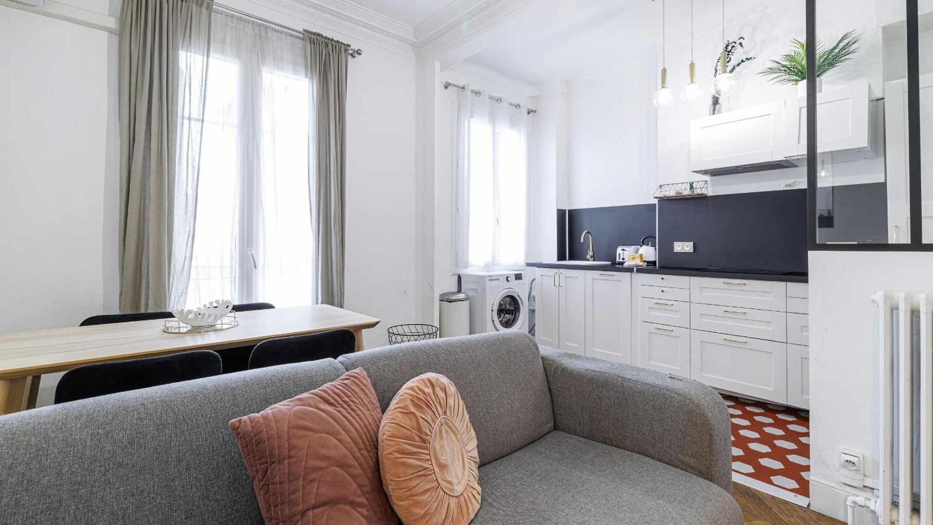 Large 2 Bdr Center Close To Train Station