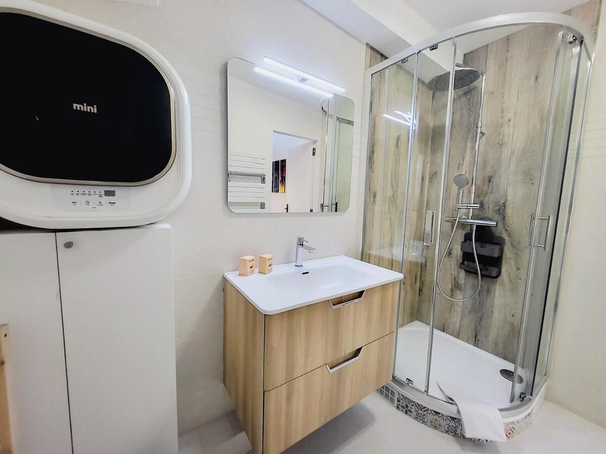 Aux Portes Du Vieux-nice - 2chambres / 4 Personnes - & A/c Apartment