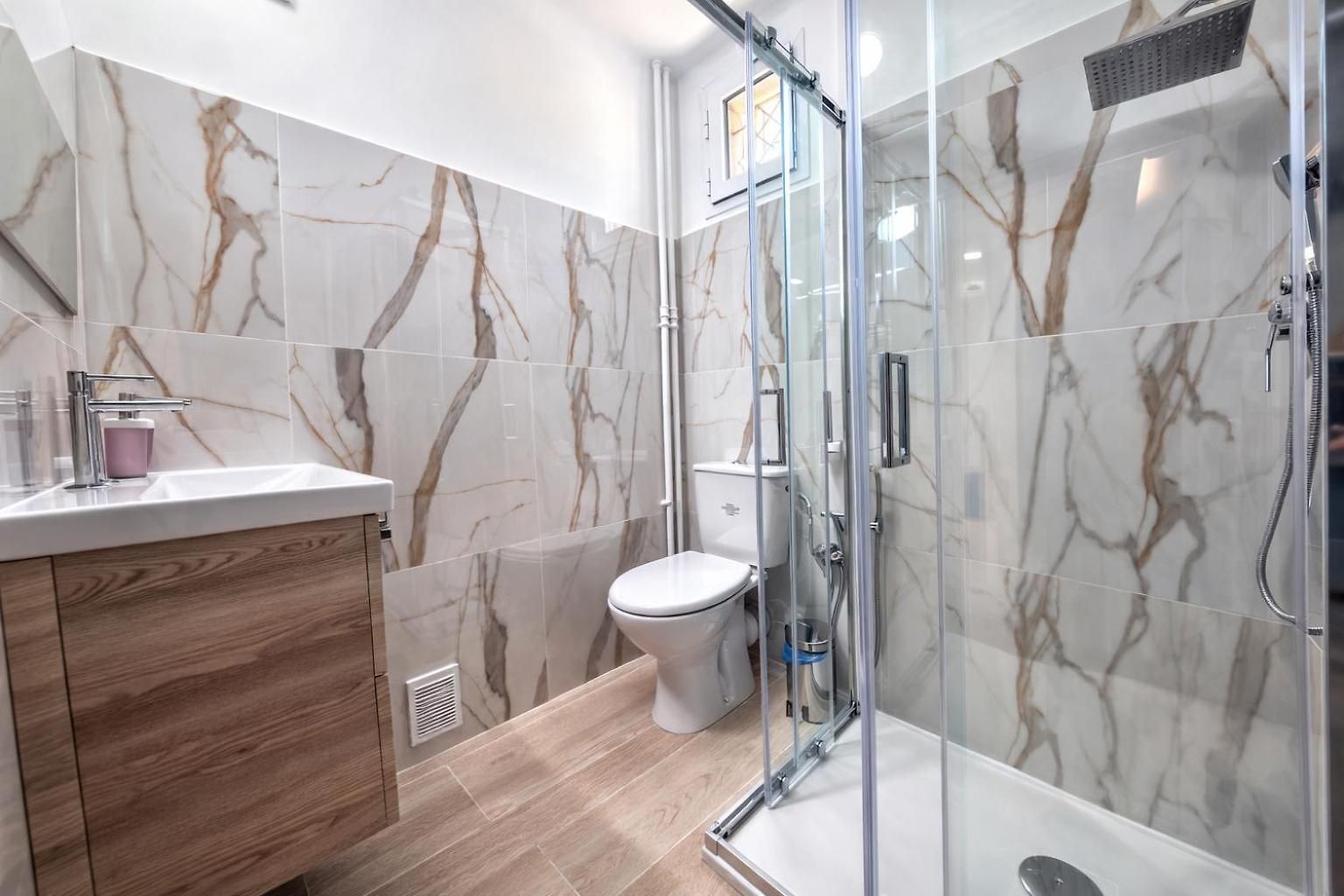 Rénové 3 Chambres, 8 Pers, à 50 M