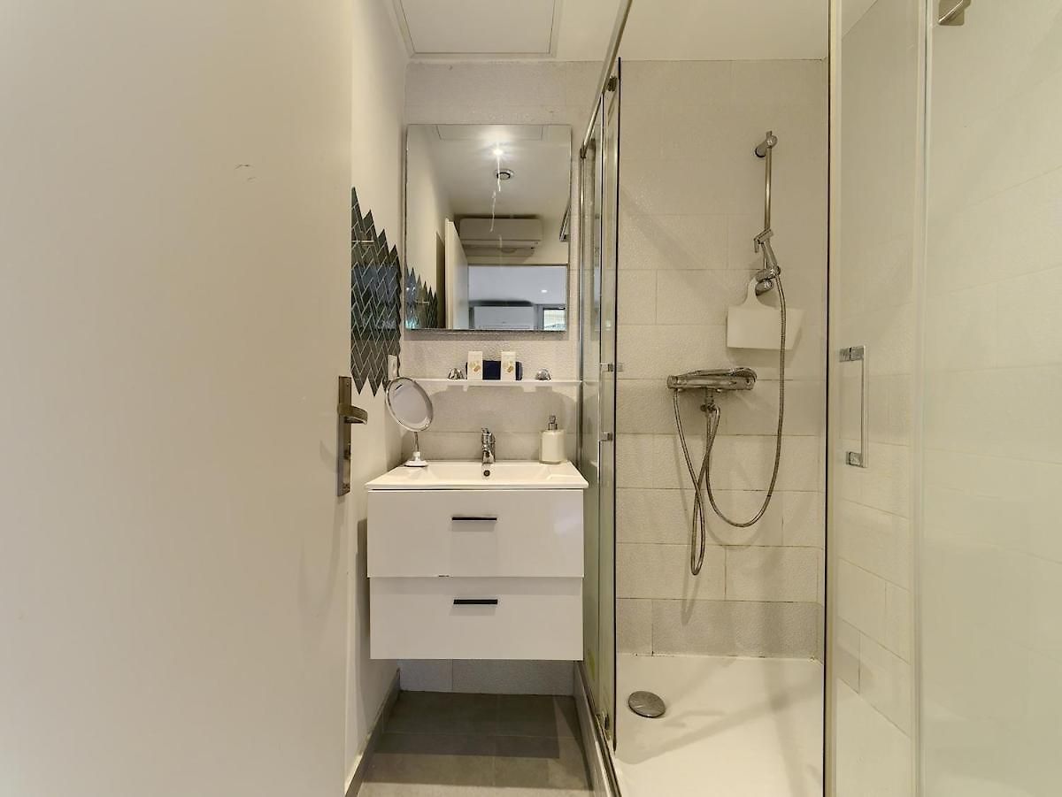 Appartement Promenade Des Anglais-2 Mins Walk To Beach- Charming Duplex -air Conditioning Wi-fi Nice
