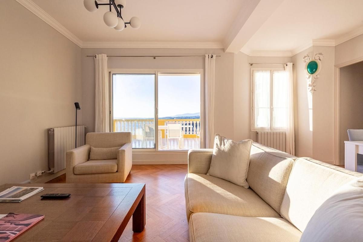 Appartement With Large Terrace & Sea View Over Nice