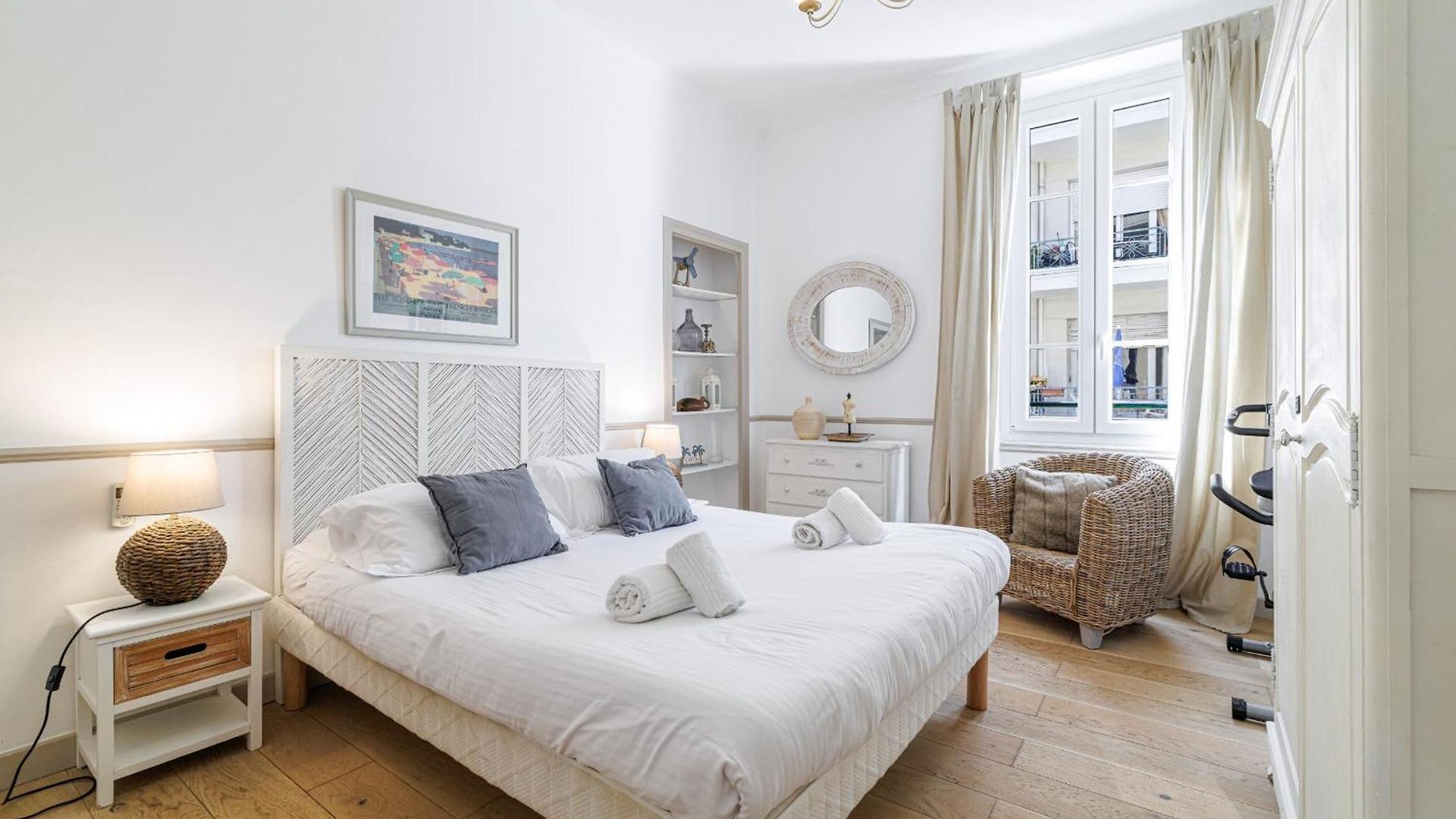 Wide & 3 Bdr - Ac & Balcony Apartment