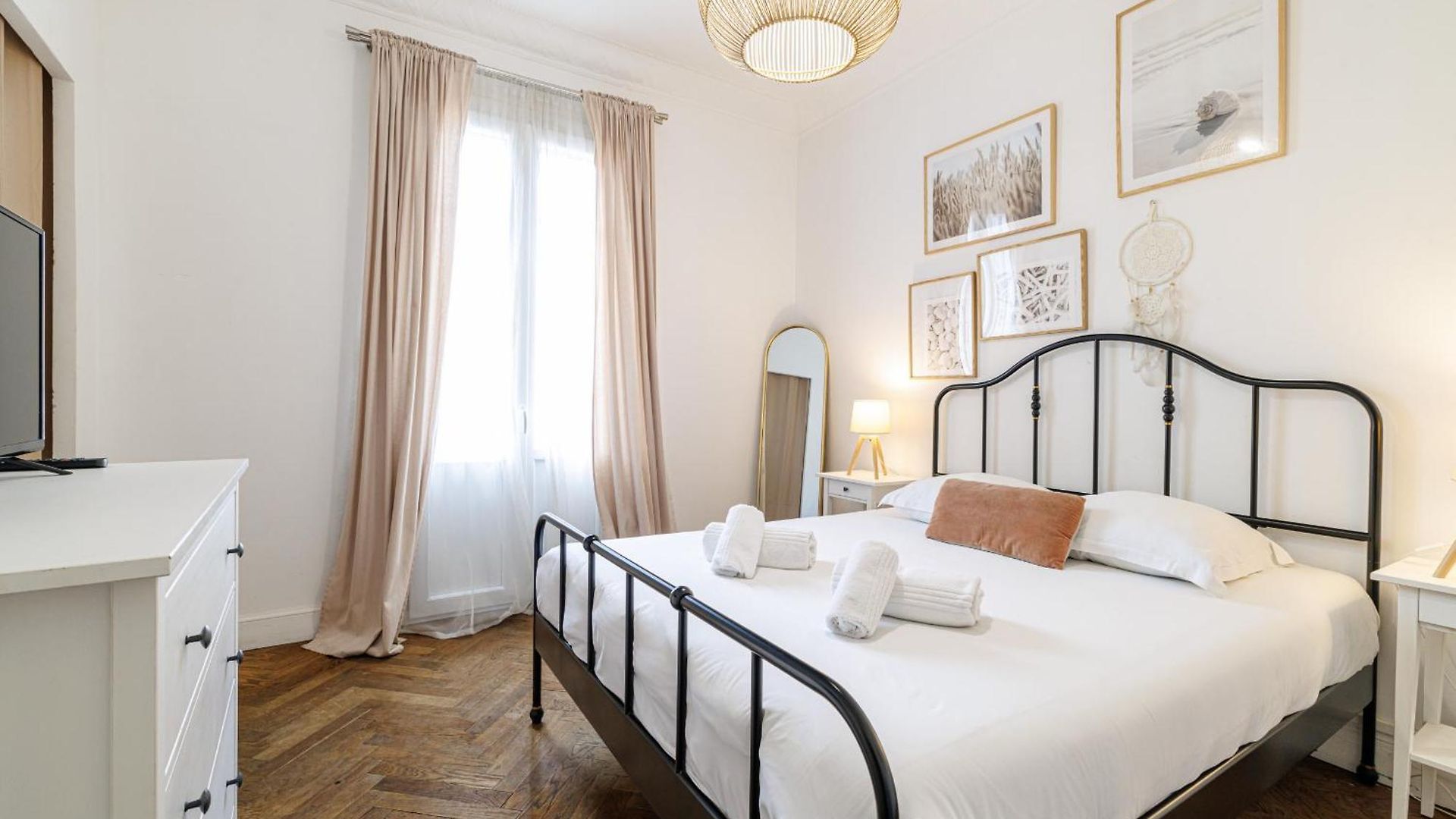 Large 2 Bdr Center Close To Train Station Nice