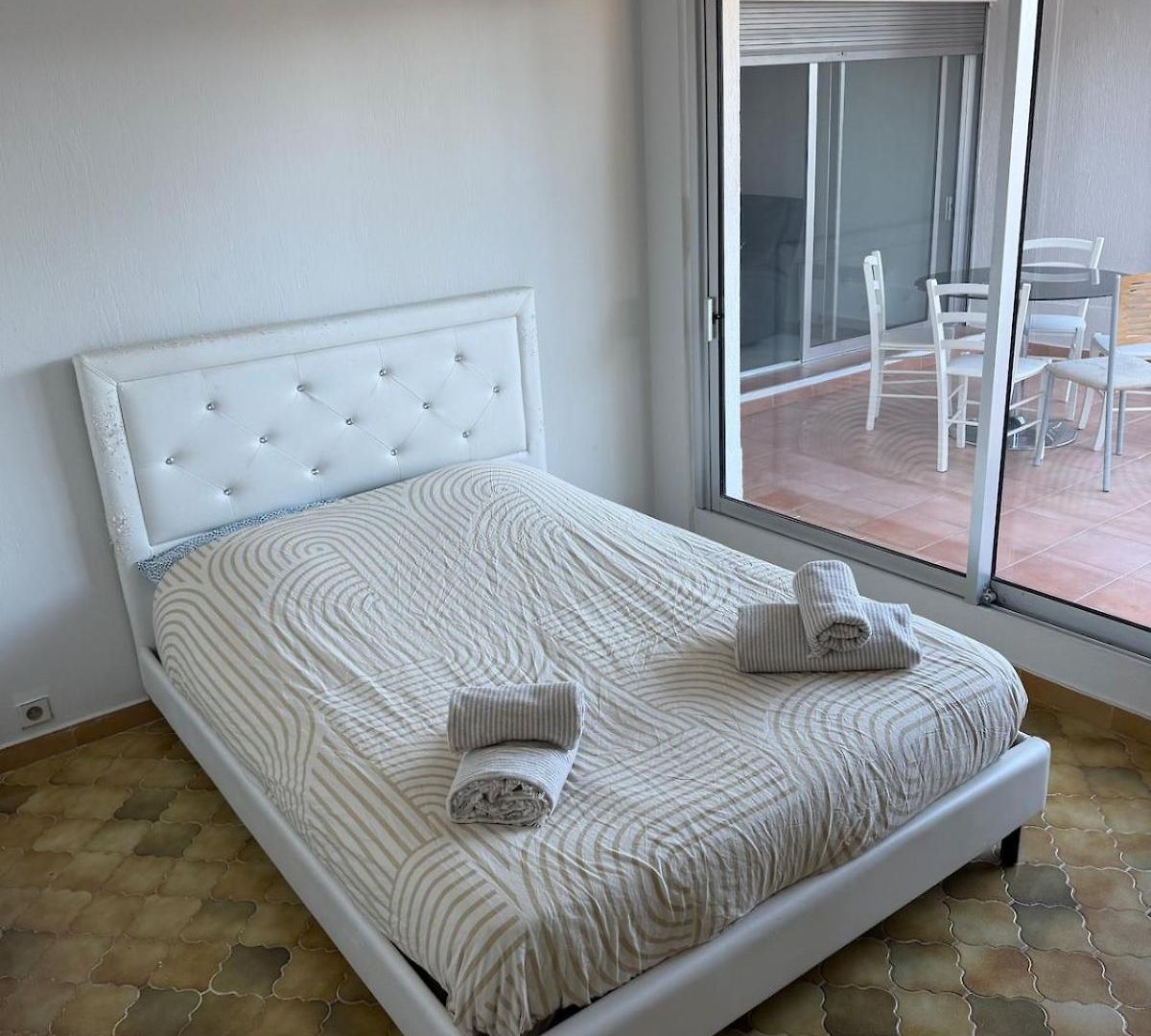 3 Avec Piscine Et Parking Privé *