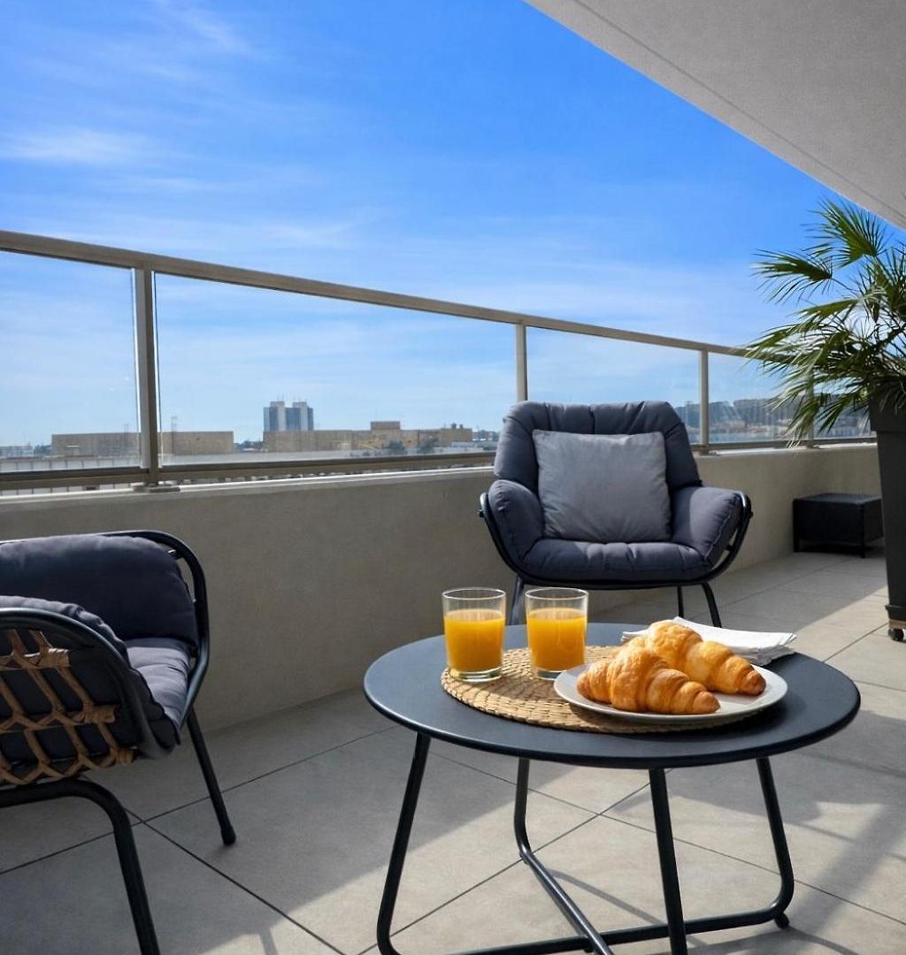Luxury With Balcony & Rooftop Apartment *