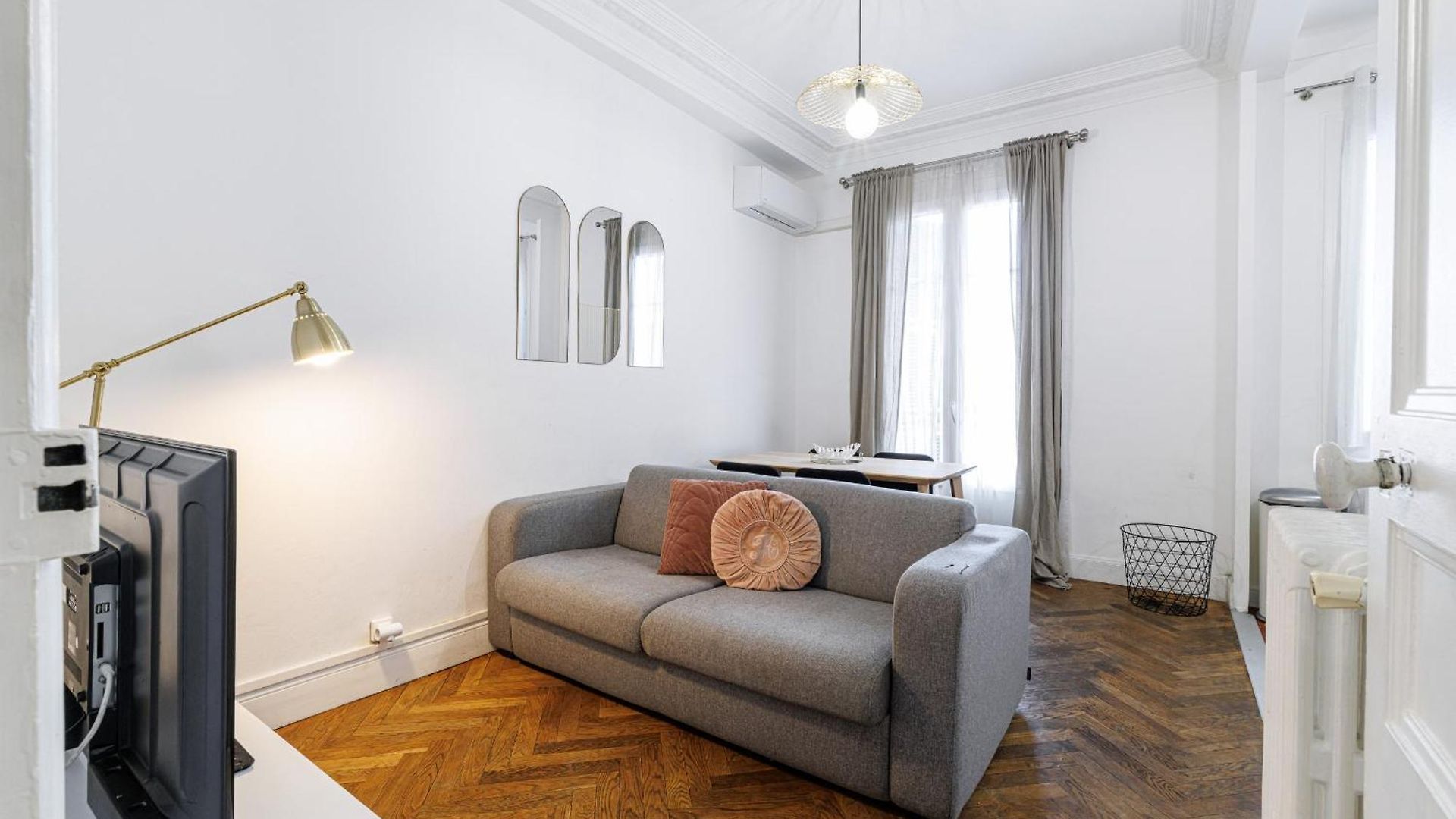 Large 2 Bdr Center Close To Train Station Appartement