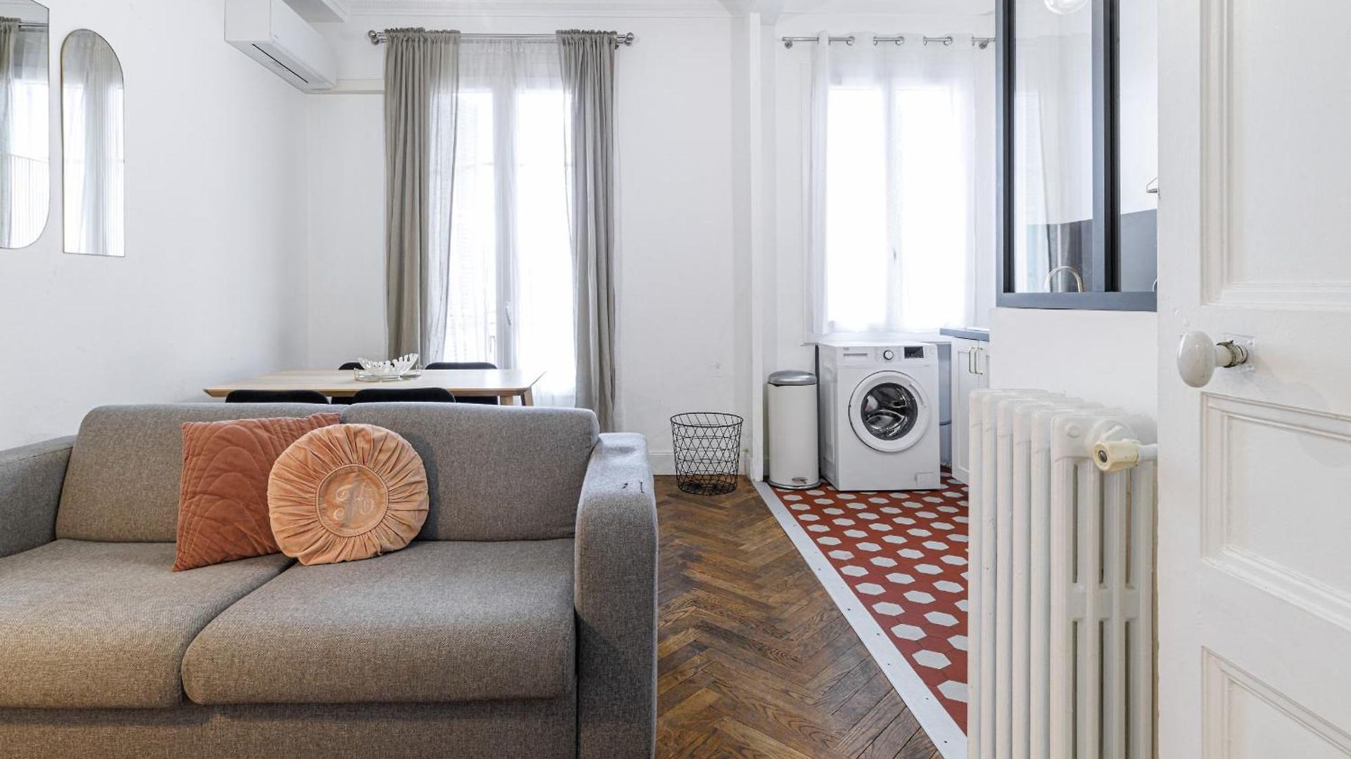Large 2 Bdr Center Close To Train Station *
