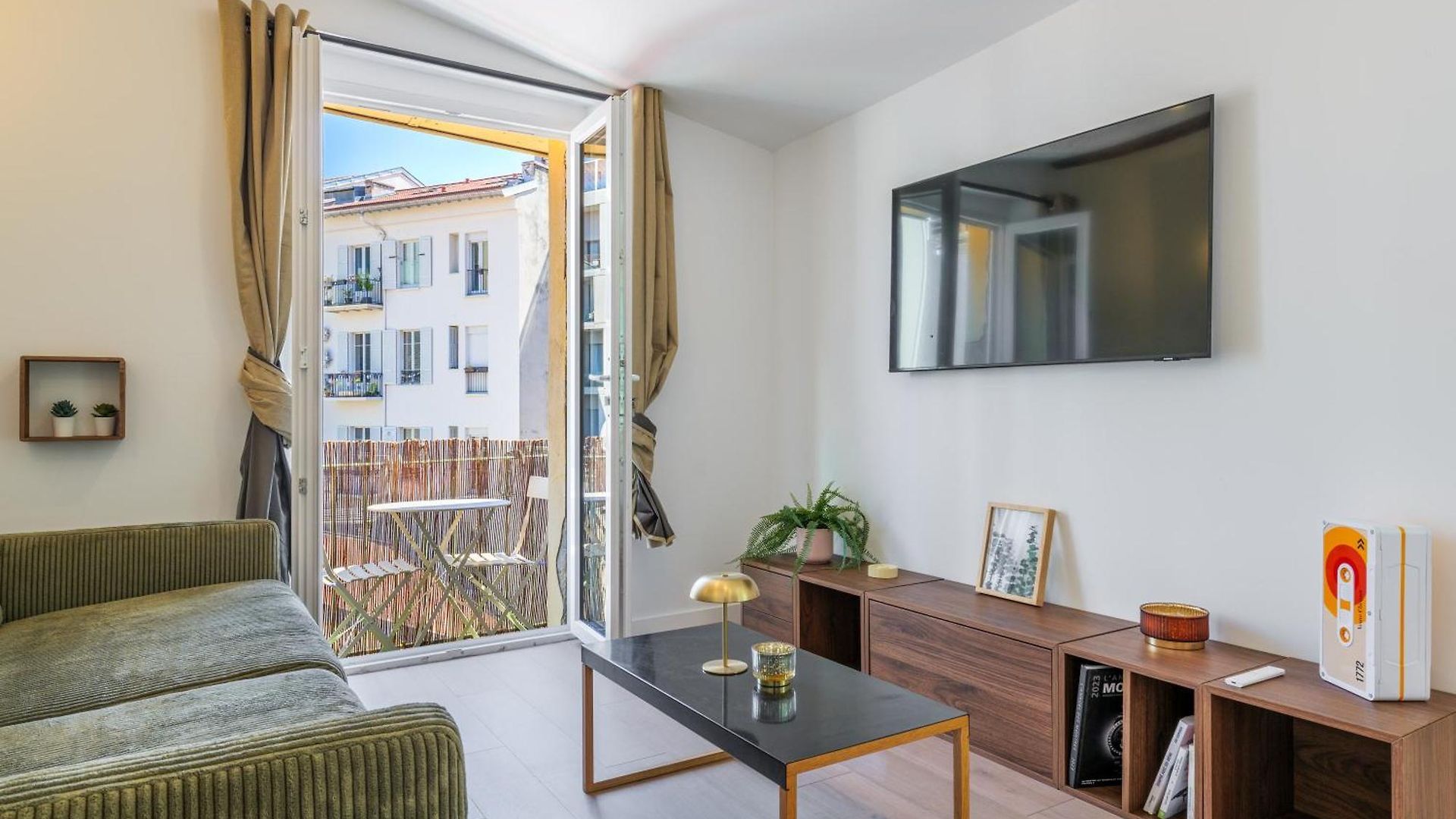Bright 3 Close To Place Massena