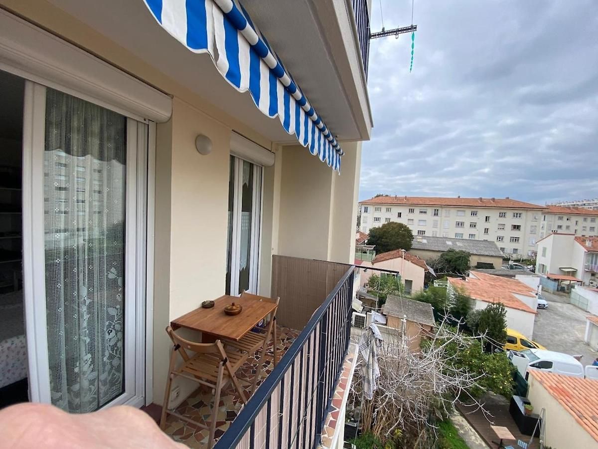 Very With Sea View Close To Airport Nice