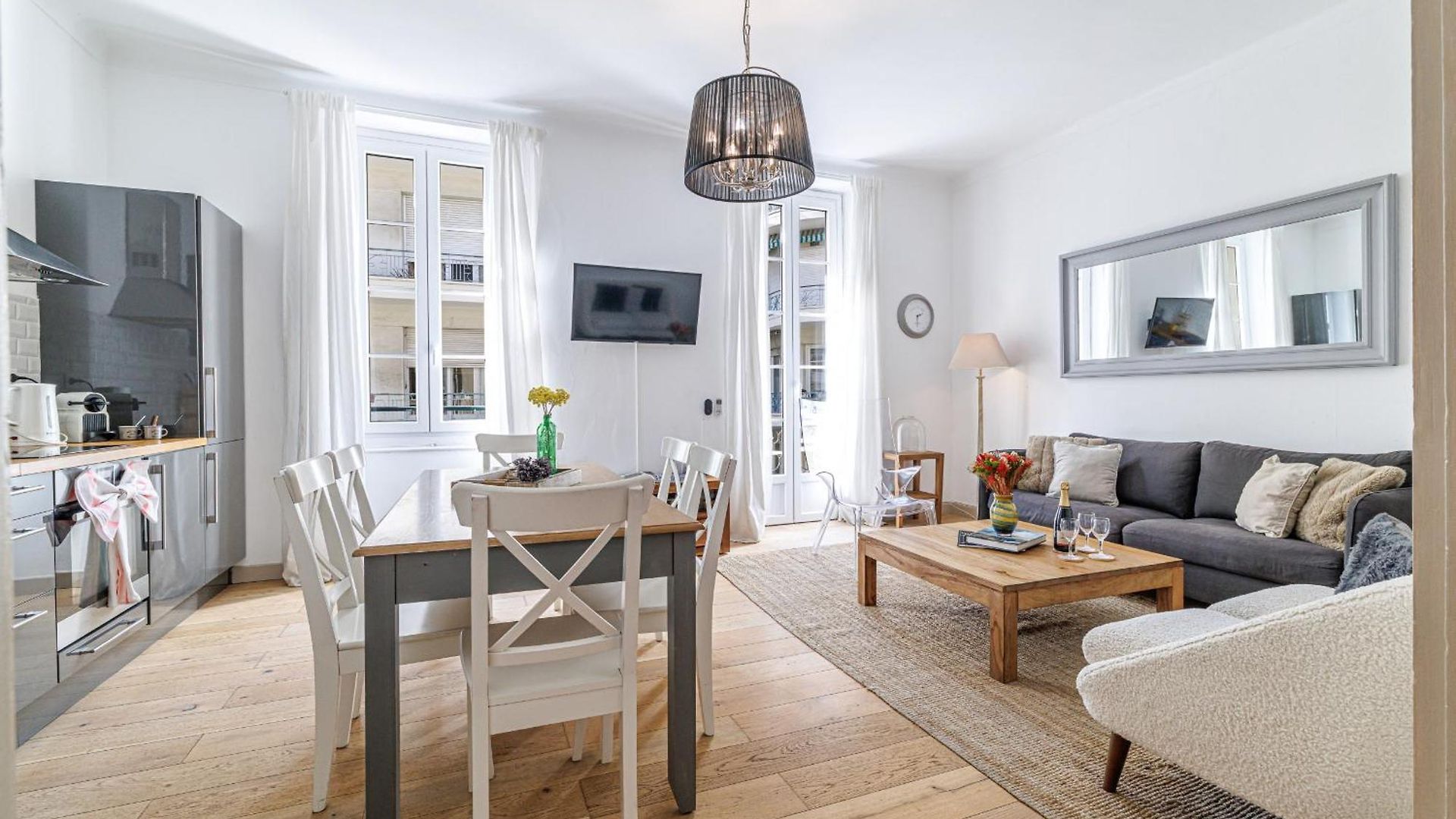 Wide & 3 Bdr - Ac & Balcony Apartment *