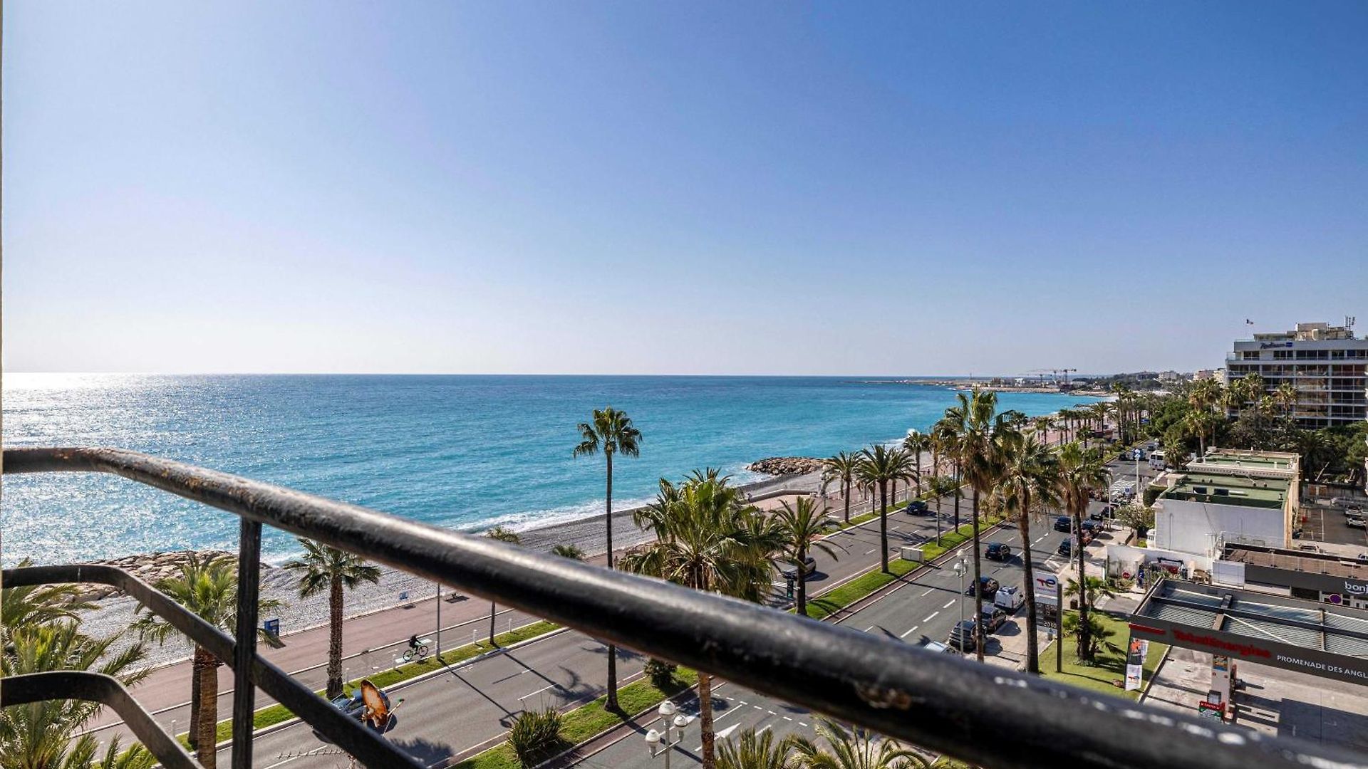 Fair-conditioned Seafront - * Nice