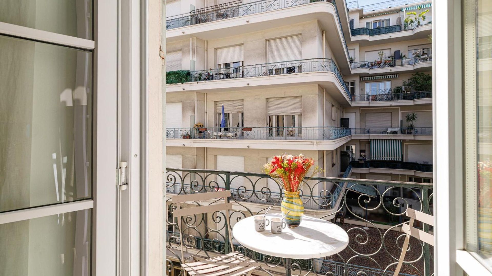 Wide & 3 Bdr - Ac & Balcony Apartment *