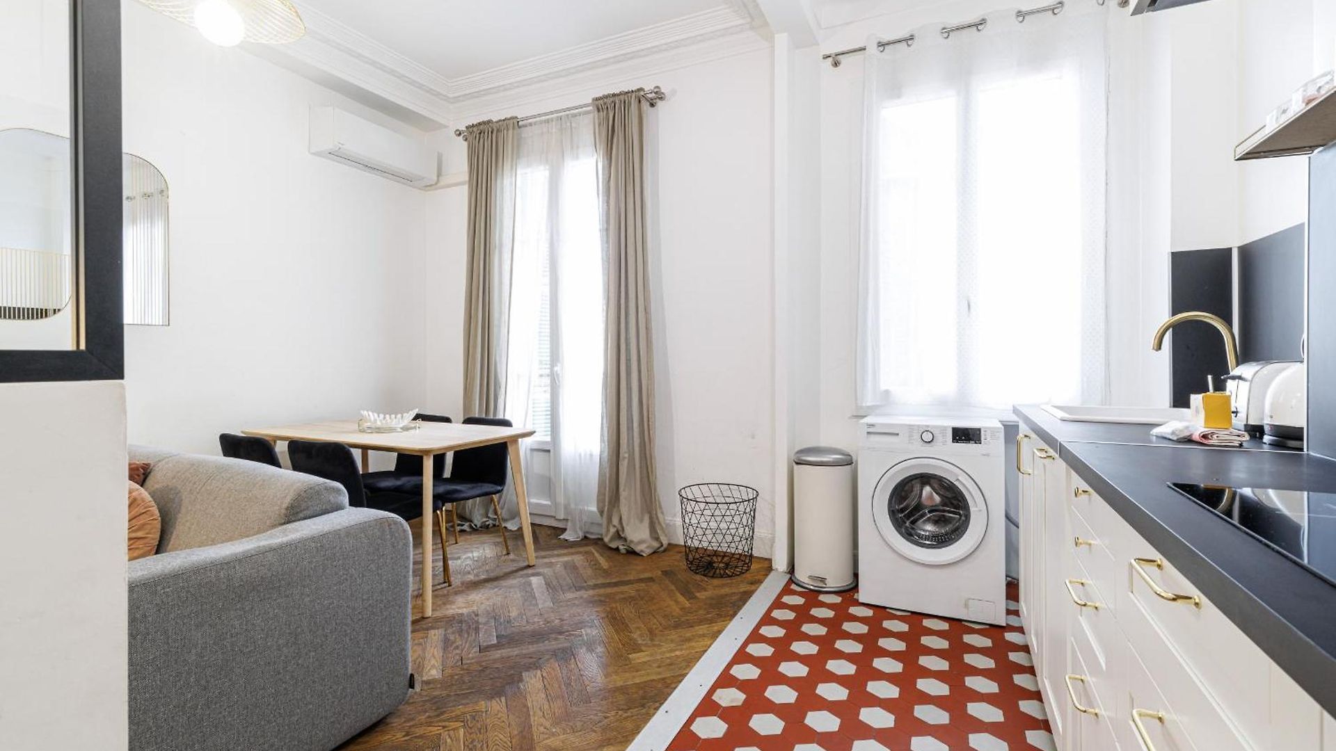 Large 2 Bdr Center Close To Train Station * Nice