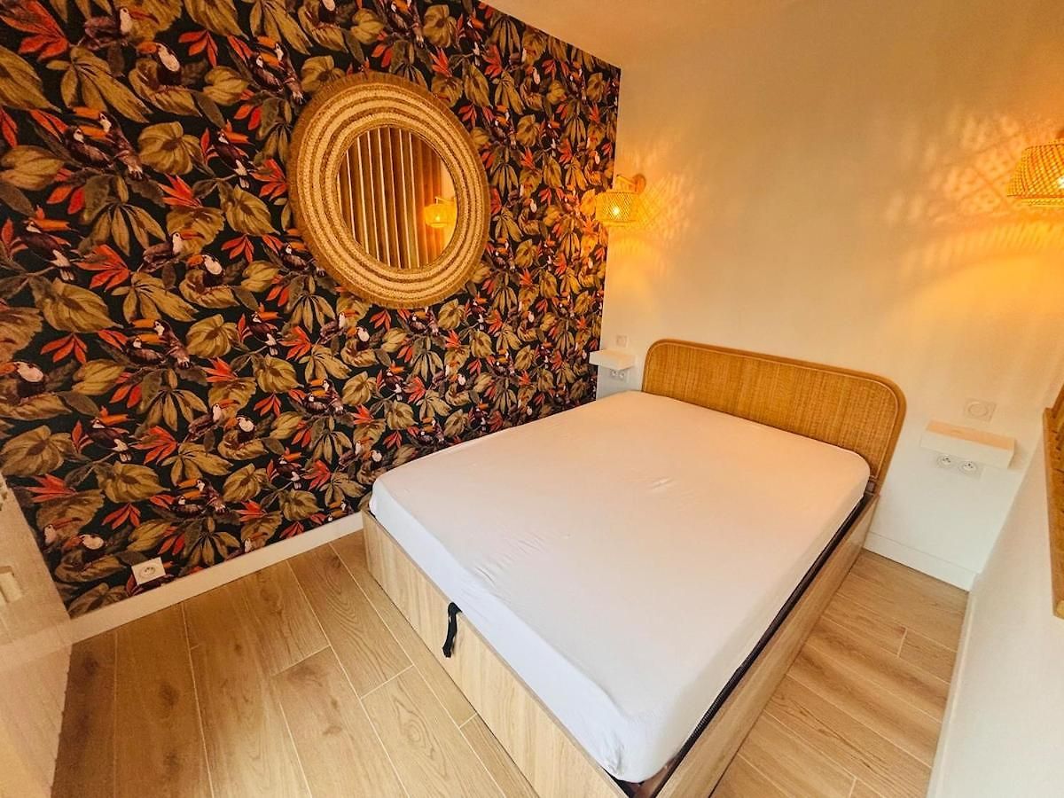New - Golden Square - Large One-bedroom - Air-conditioning - Parking * Nice