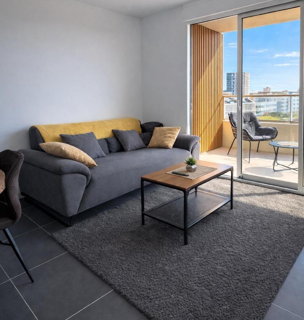 Luxury With Balcony & Rooftop Nice
