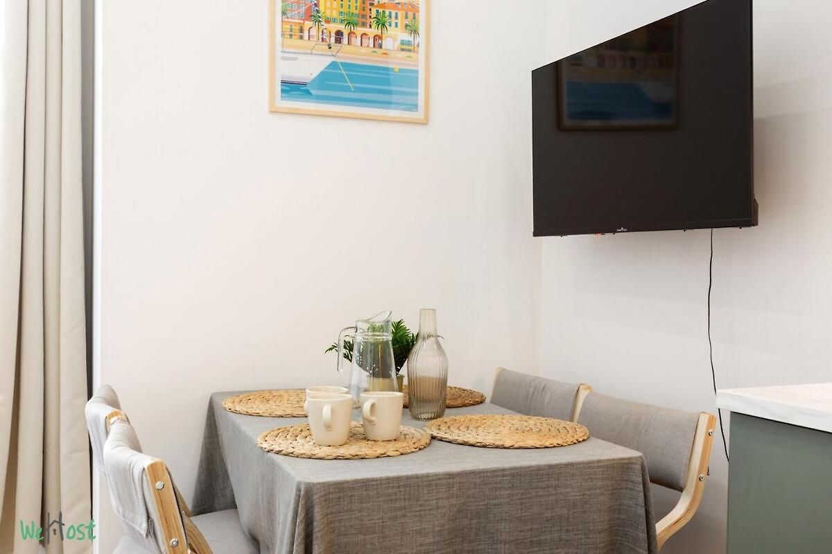 Wehost D4 - La Chic Cour 2 People Near Sea