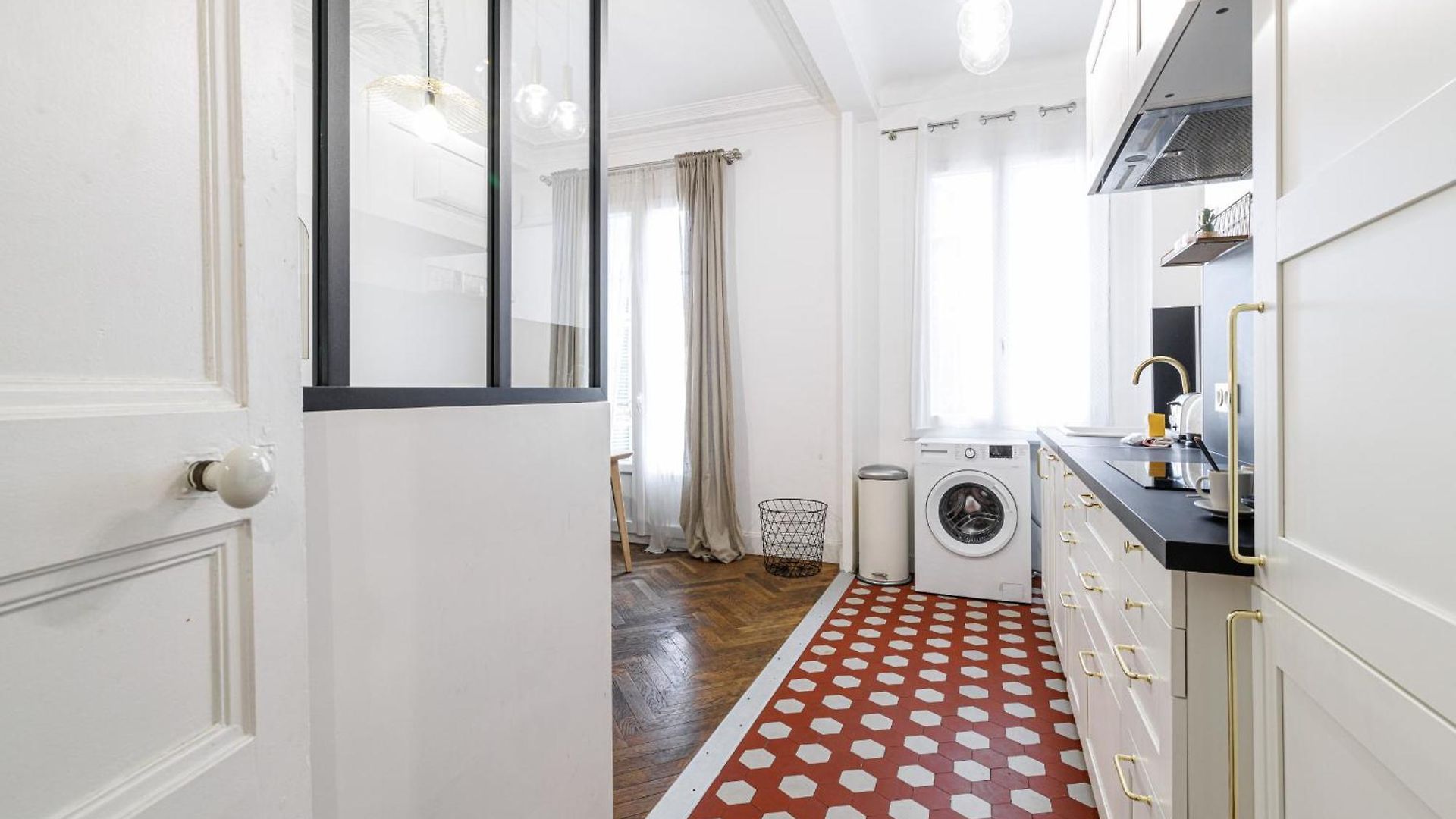 Large 2 Bdr Center Close To Train Station Nice