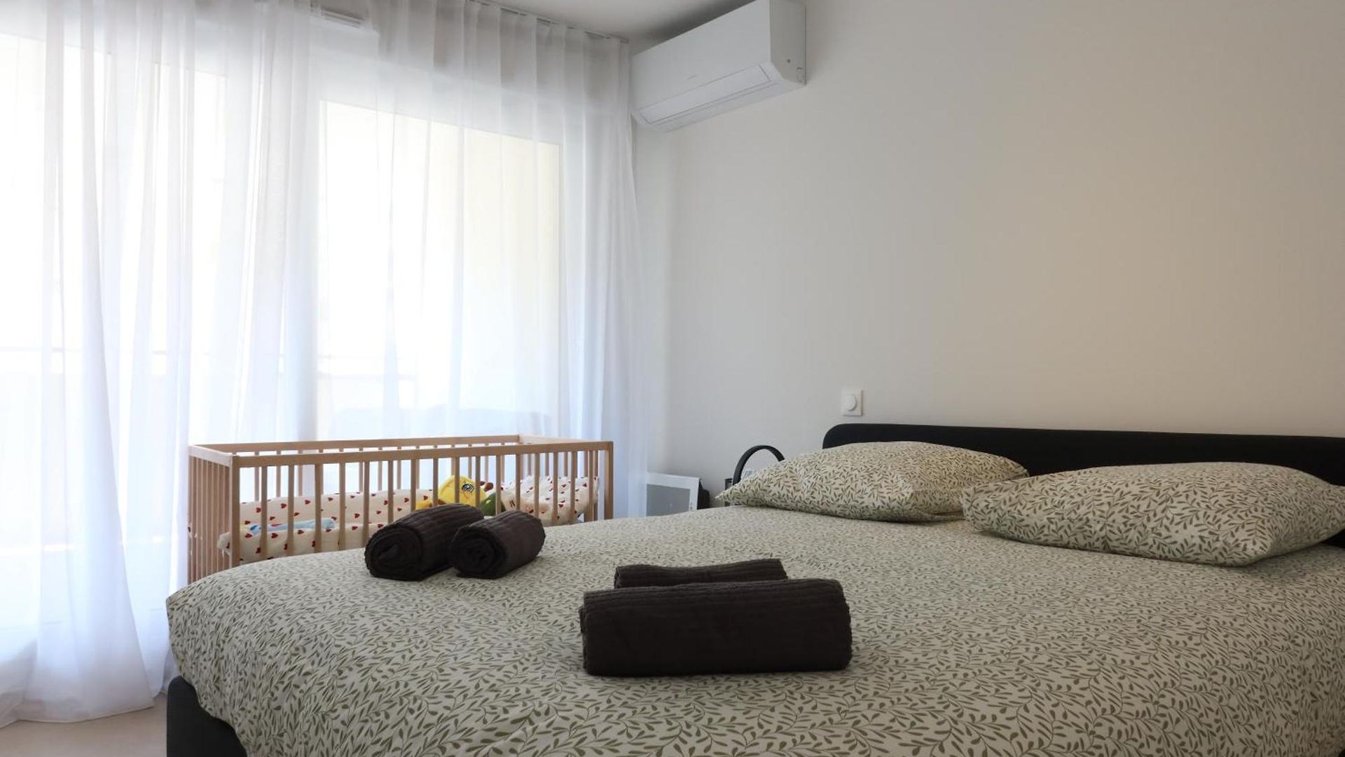 Time - Chic With Sunny Terrace, Port Apartment *