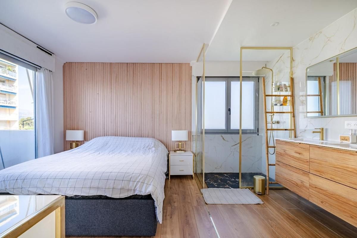 Sea View And Premium Comfort With Ac And Wifi