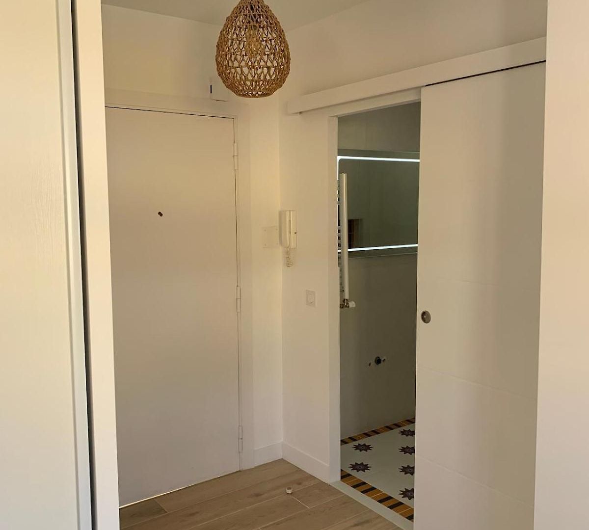 New - Golden Square - Large One-bedroom - Air-conditioning - Parking Nice