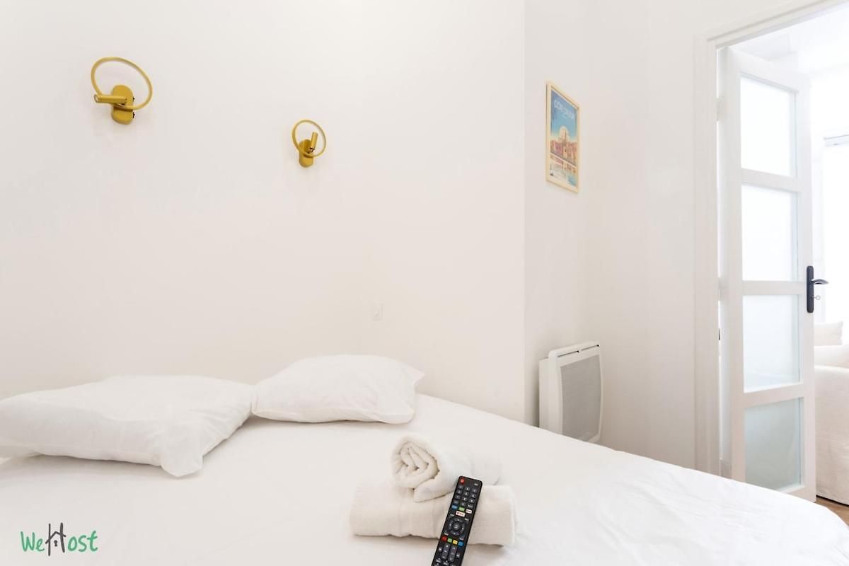 Wehost D4 - La Chic Cour 2 People Near Sea * Nice