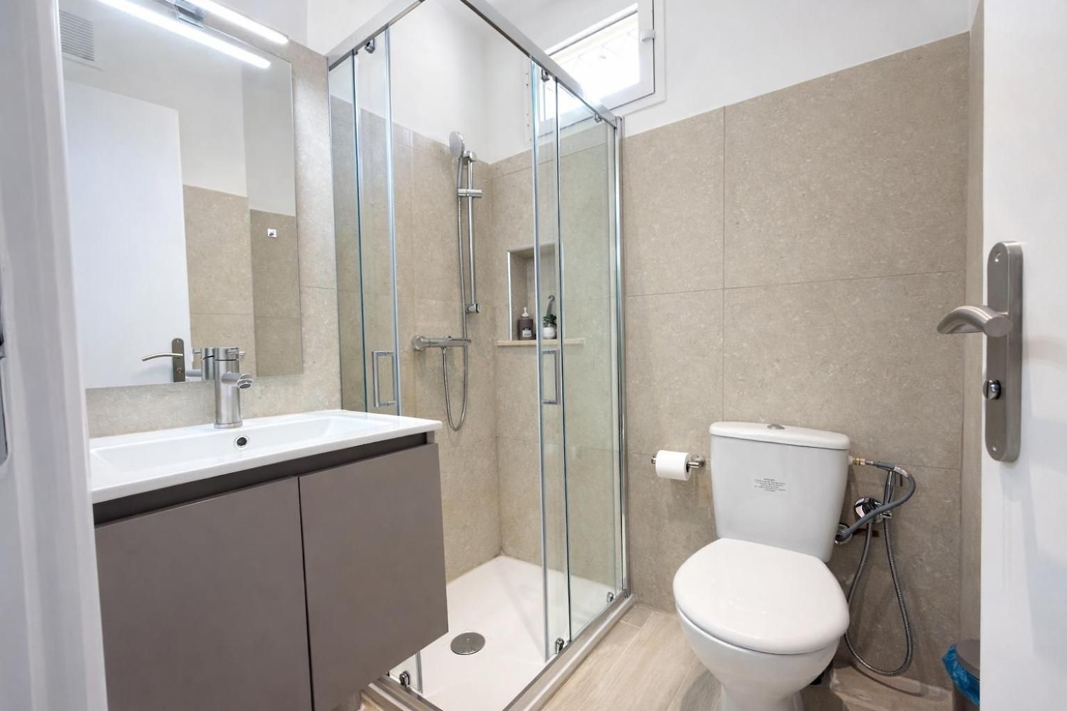 Rénové 3 Chambres, 8 Pers, à 50 M * Nice