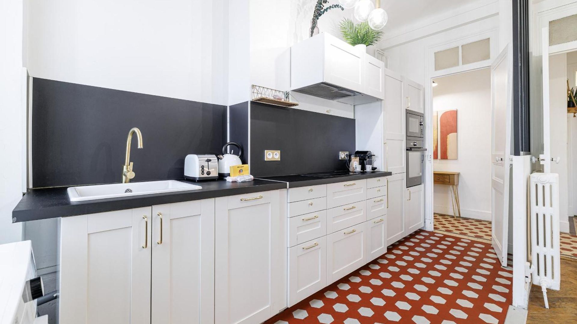 Large 2 Bdr Center Close To Train Station *