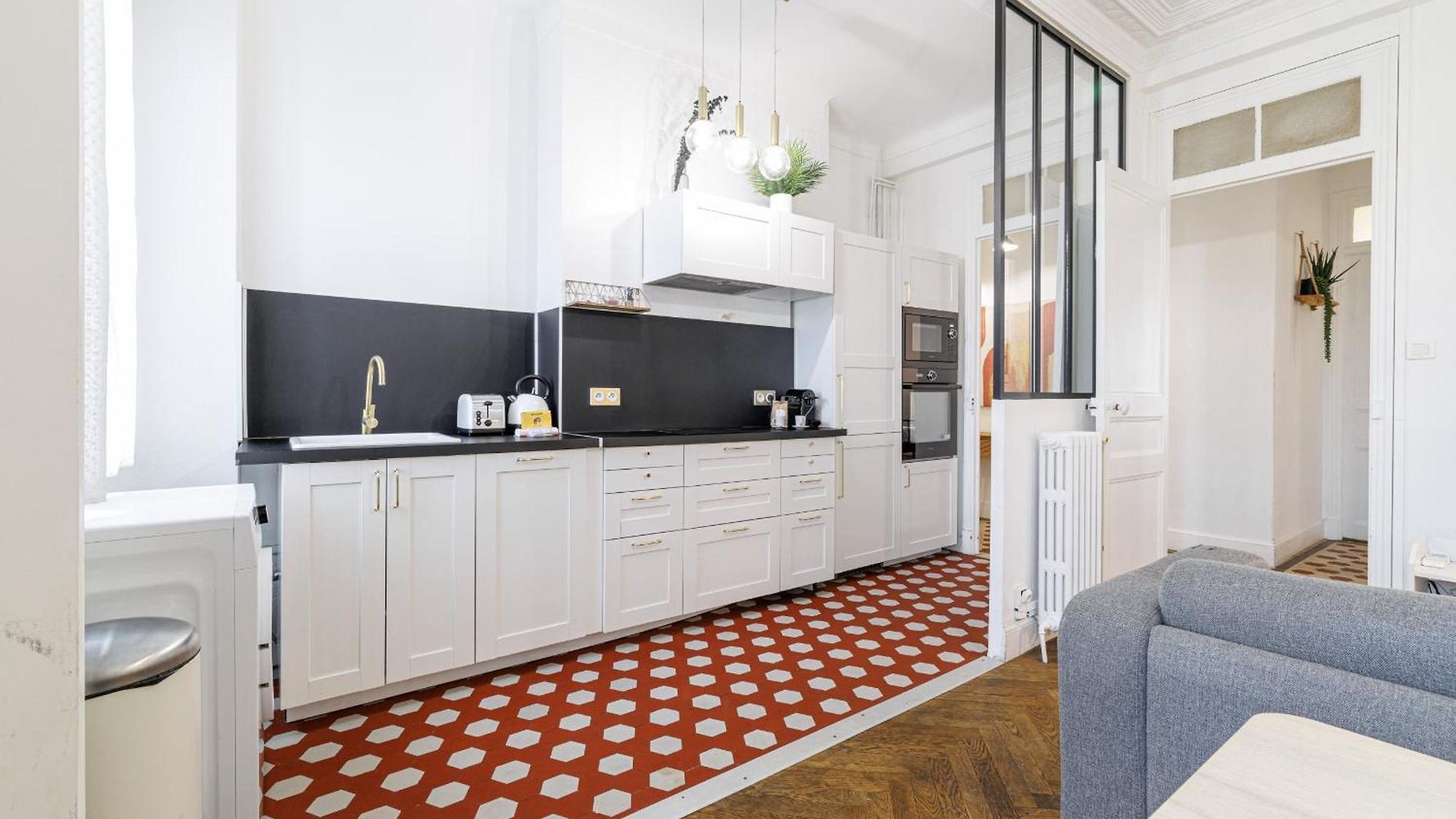 Large 2 Bdr Center Close To Train Station