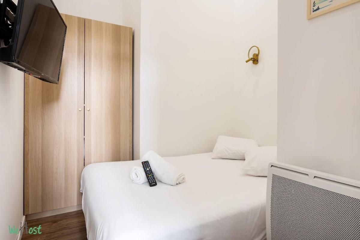 Wehost D4 - La Chic Cour 2 People Near Sea