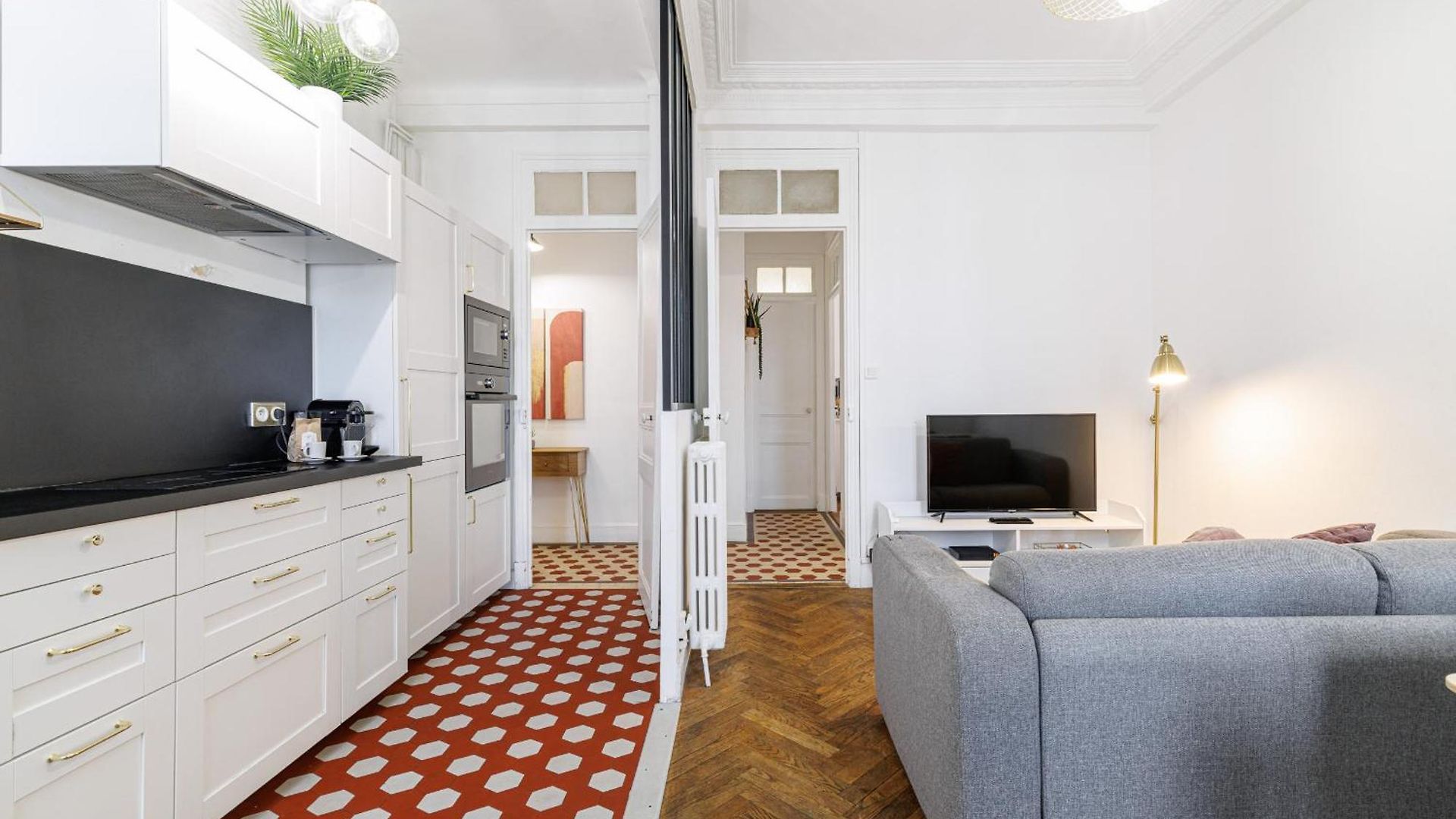 Large 2 Bdr Center Close To Train Station * Nice