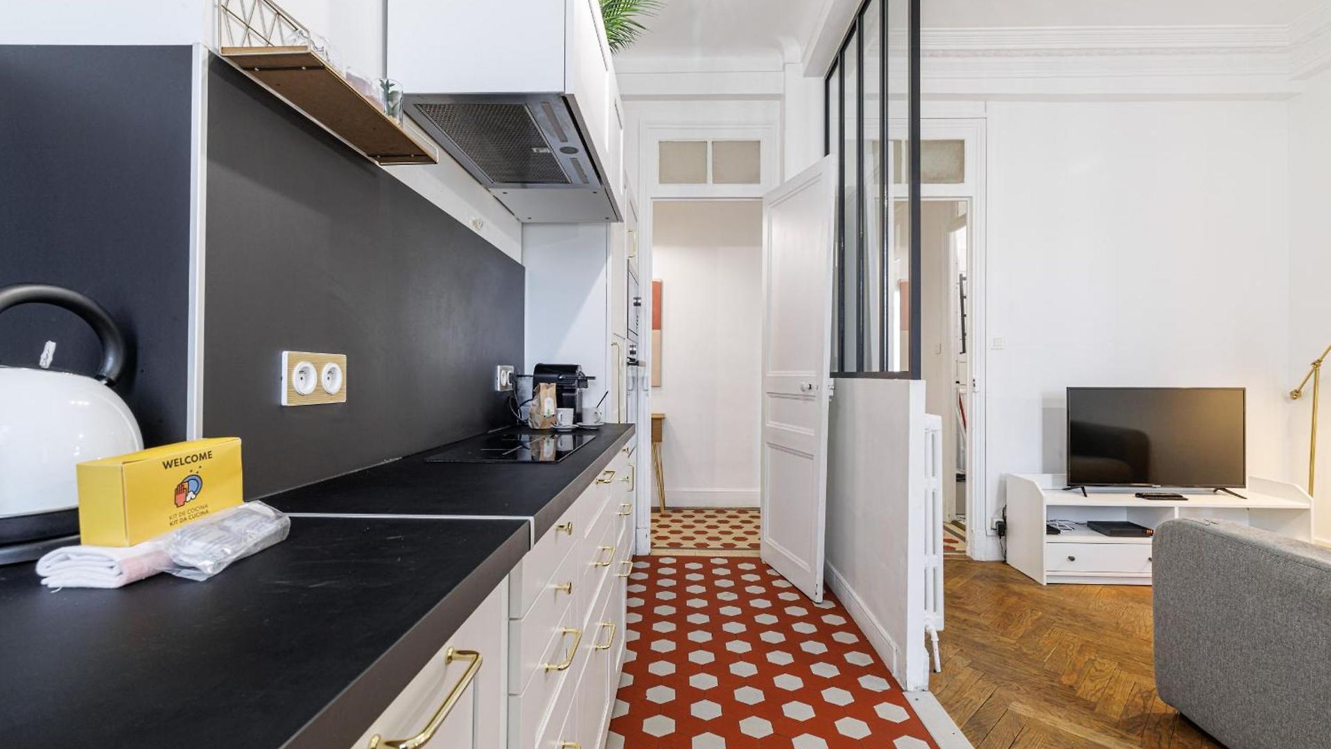 Large 2 Bdr Center Close To Train Station Appartement