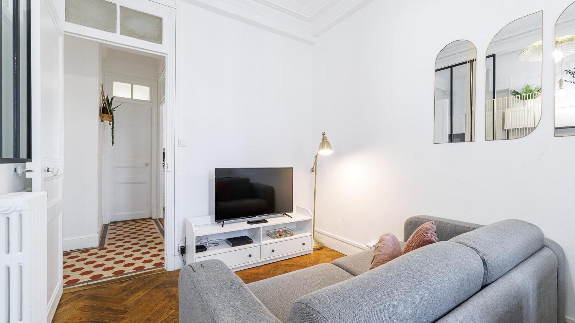 Large 2 Bdr Center Close To Train Station Appartement