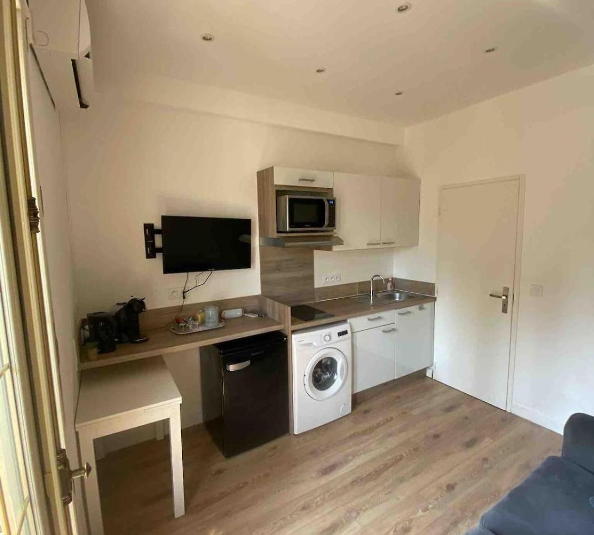 Promenade Des Anglais-2 Mins Walk To Beach- Charming Duplex -air Conditioning Wi-fi * Nice