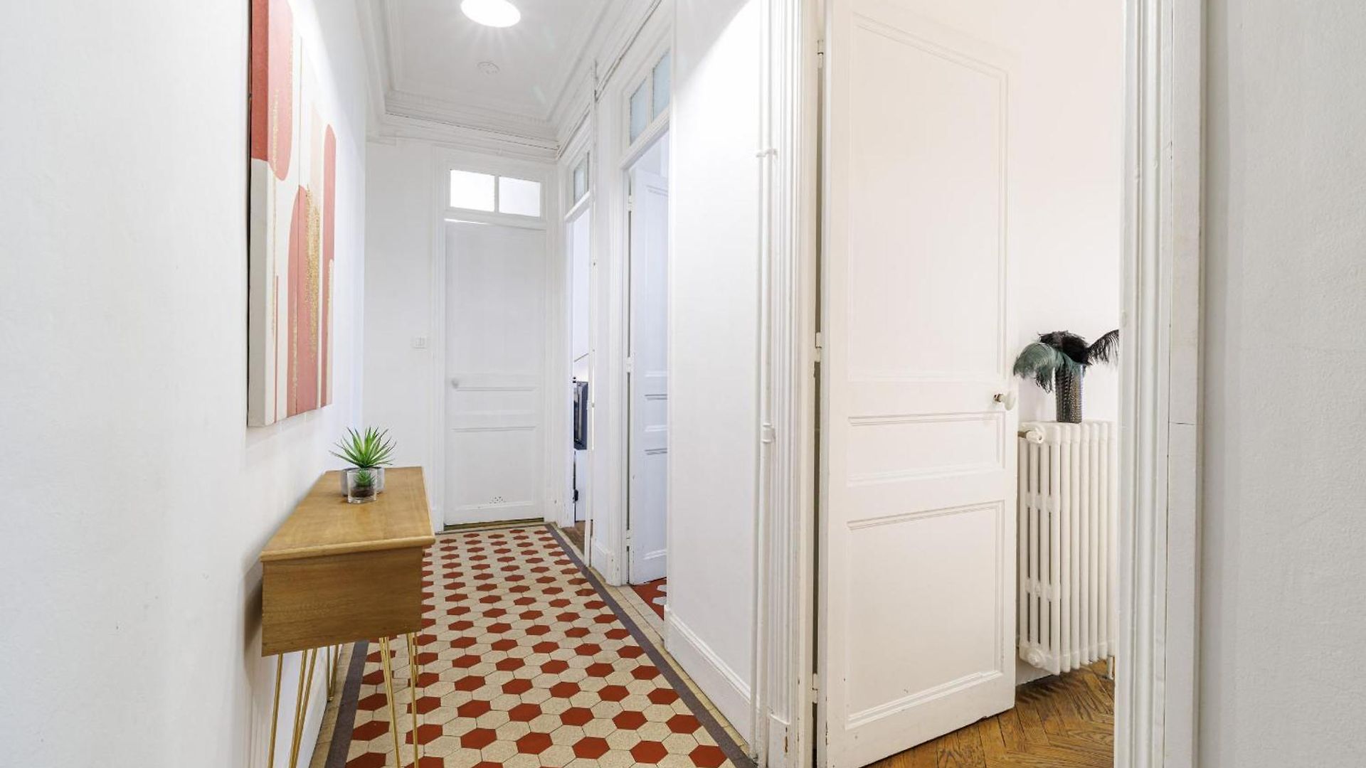 Large 2 Bdr Center Close To Train Station * Nice