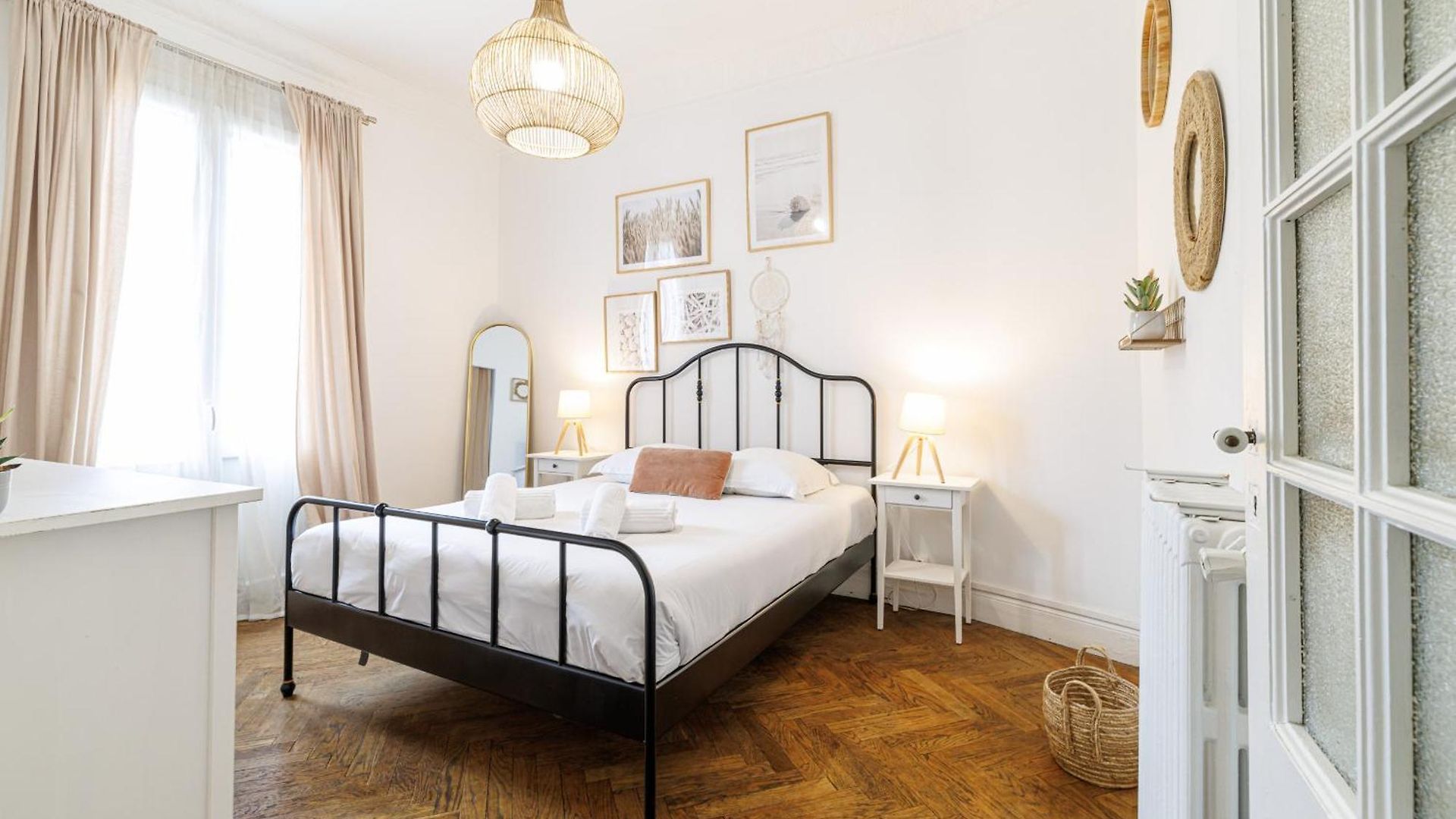 Large 2 Bdr Center Close To Train Station * Nice