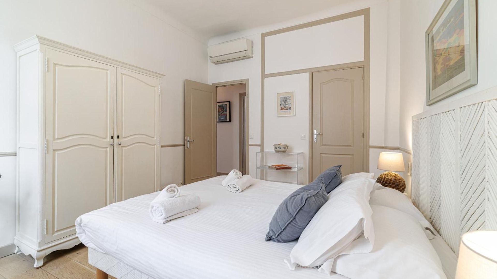 Apartment Wide & 3 Bdr - Ac & Balcony *