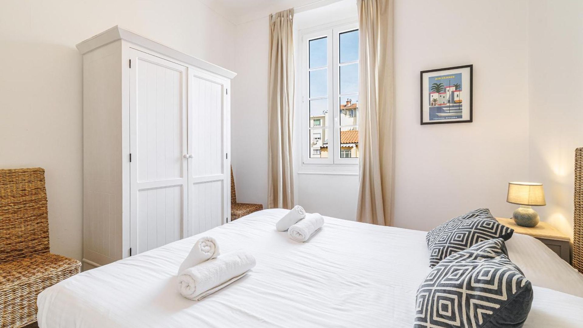 Wide & 3 Bdr - Ac & Balcony *
